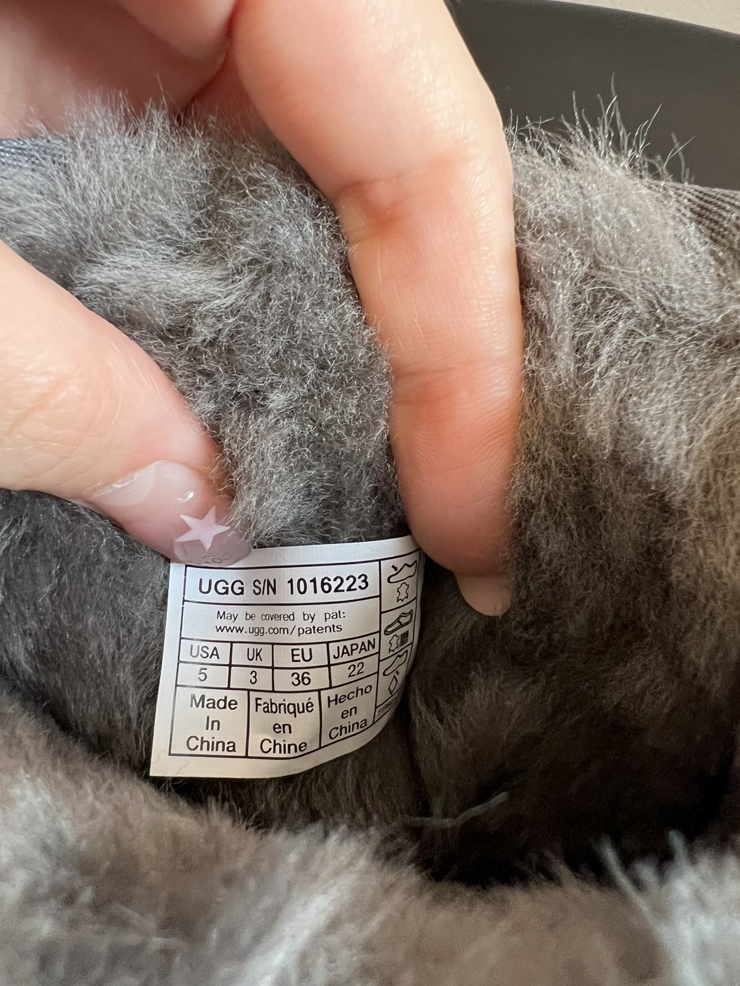 UG* 秋冬保暖圆头雪地靴鞋面采用翻毛皮材质，内里填充羊毛，实现保暖与质感的结合。中筒靴型搭配侧边扣带设