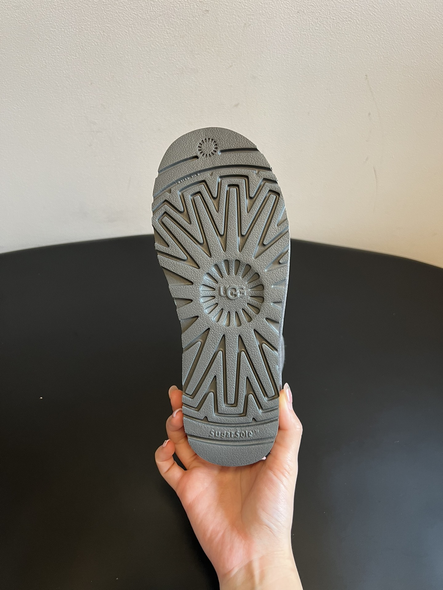 UG* 秋冬保暖圆头雪地靴鞋面采用翻毛皮材质，内里填充羊毛，实现保暖与质感的结合。中筒靴型搭配侧边扣带设