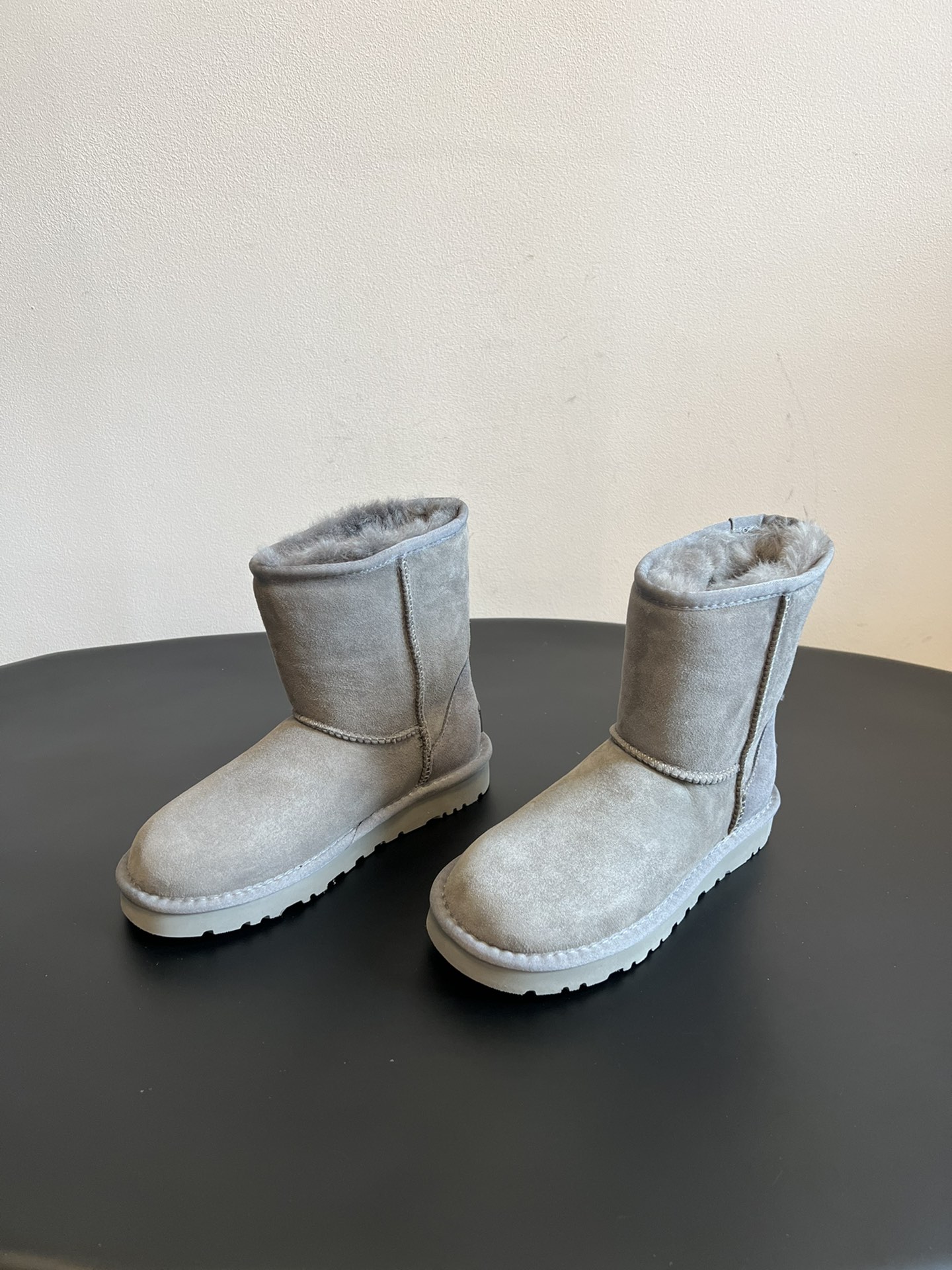 UG* 秋冬保暖圆头雪地靴鞋面采用翻毛皮材质，内里填充羊毛，实现保暖与质感的结合。中筒靴型搭配侧边扣带设