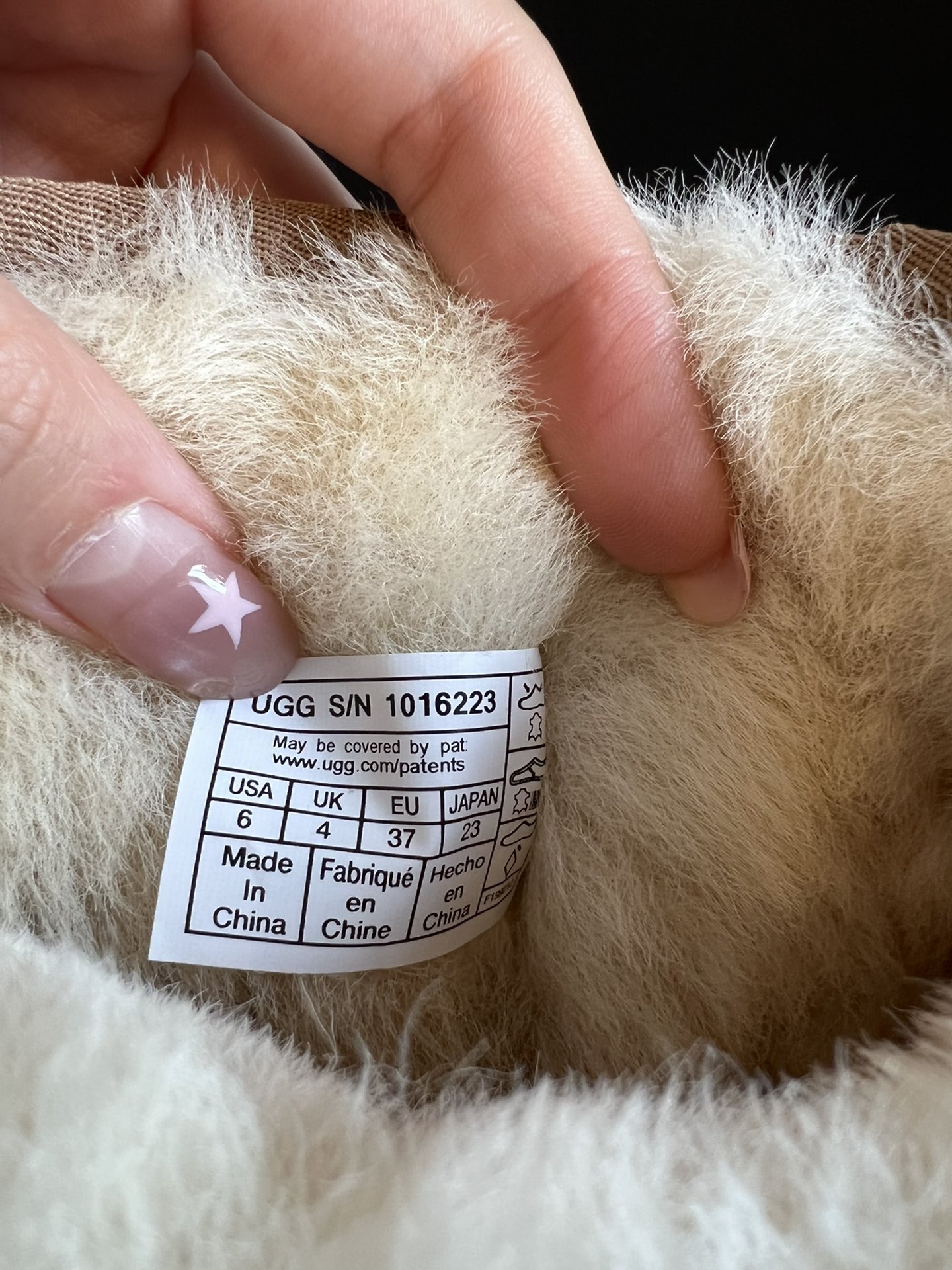 UG* 秋冬保暖圆头雪地靴鞋面采用翻毛皮材质，内里填充羊毛，实现保暖与质感的结合。中筒靴型搭配侧边扣带设