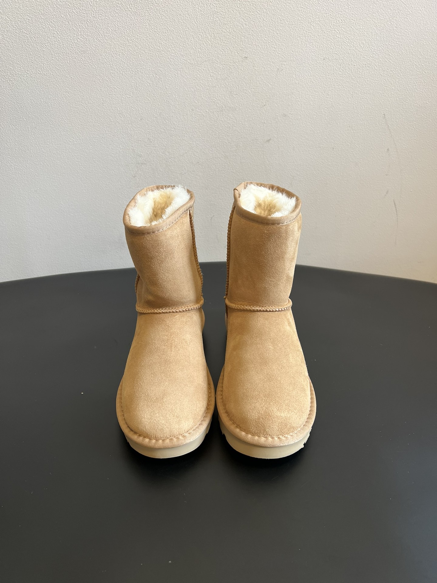 NO:593478,UG* Warm round-toe snow boots for autumn and winter. The upper is made of suede and is filled with wool to achieve a combination of warmth and texture. The mid-calf boot shape is equipped with a side buckle design, which not only enhances the fashion sense of the style, but also adjusts the boot shape according to the wearing needs, such as folding to change the style. The thick sole design has a heightening effect, suitable for winter cold-resistant scenes, and can be adapted to various styles such as casual and street wear. UGG  Famous for its sheepskin and fur integrated snow boots, this buckle style is an extension of the brand's classic product line. It not only retains the core gene of 'warmth and comfort', but also enhances the fashion attributes through details such as metal buckles. It is often the matching choice of celebrities and fashionistas in autumn and winter. The upper is made of high mercerized cow velvet, and the inner lining is made of Longfeng A-grade fur. The outsole is EVA foam, and the height is increased by 3.5cm.  size 35-40 (customized size 40 is non-refundable), snow boots, boots, sheepskin19860909UG* 秋冬保暖圆头雪地靴 鞋面采用翻毛皮材质,内里填充羊毛,实现保暖与质感的结合.中筒靴型搭配侧边扣带设计,既提升了造型的时尚感,又可根据穿搭需求调节靴筒形态,如翻折变换风格.厚底设计兼具增高效果,适合冬季抗寒场景,能适配休闲、街头等多种穿搭风格. UGG 以羊皮毛一体雪地靴闻名,此类带扣款式属于品牌经典产品线的延伸,既保留了“温暖舒适”的核心基因,又通过金属扣等细节增强时尚属性,常成为秋冬季节明星、潮流达人的搭配选择. 鞋面高丝光牛绒 内里隆丰A级皮毛一体 大底EVA发泡大底 增高3.5cm size35-40码（40码定制不退换）,雪地靴,boots,sheepskin,Women's Shoes