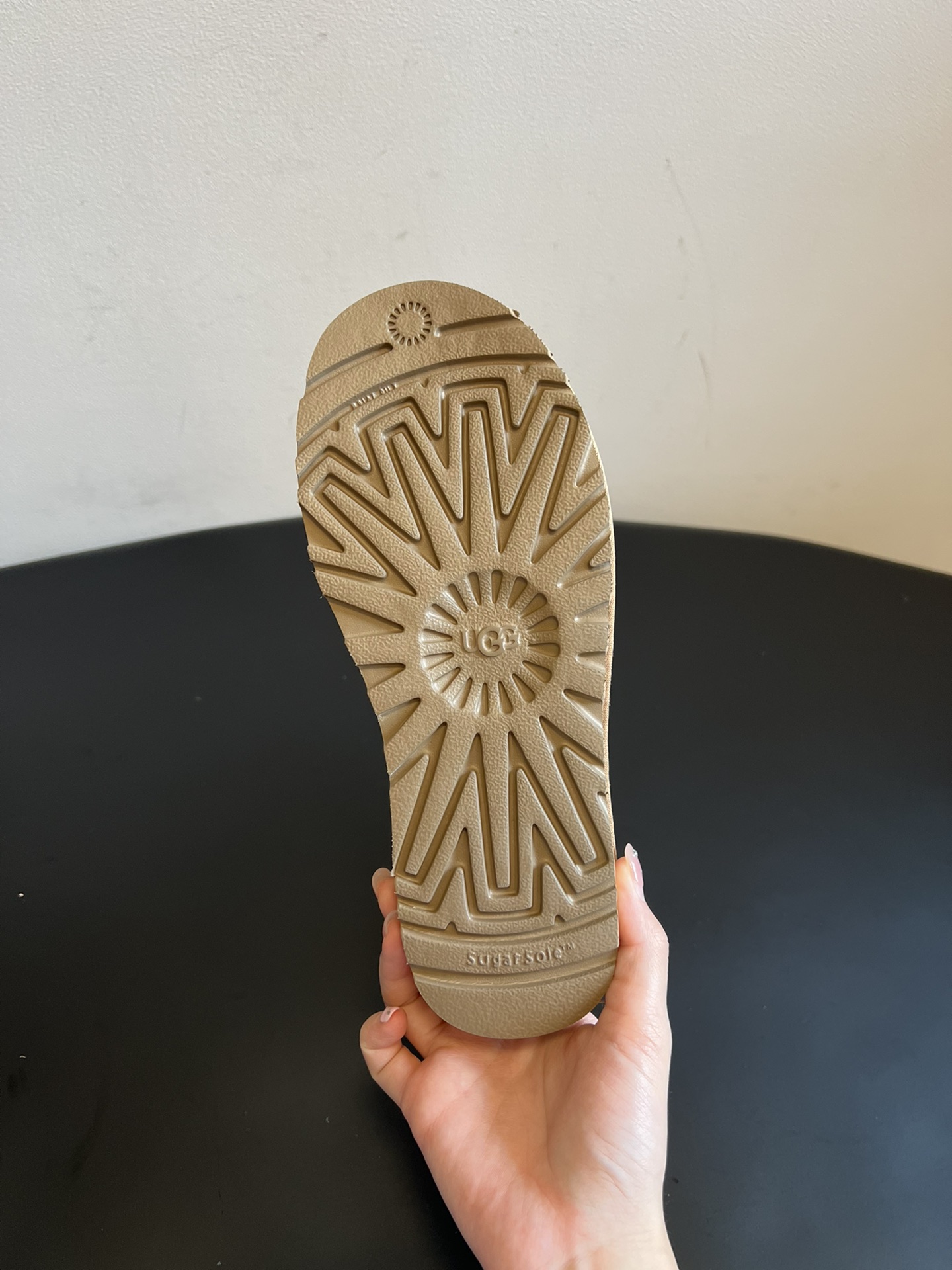 UG* 秋冬保暖圆头雪地靴鞋面采用翻毛皮材质，内里填充羊毛，实现保暖与质感的结合。中筒靴型搭配侧边扣带设