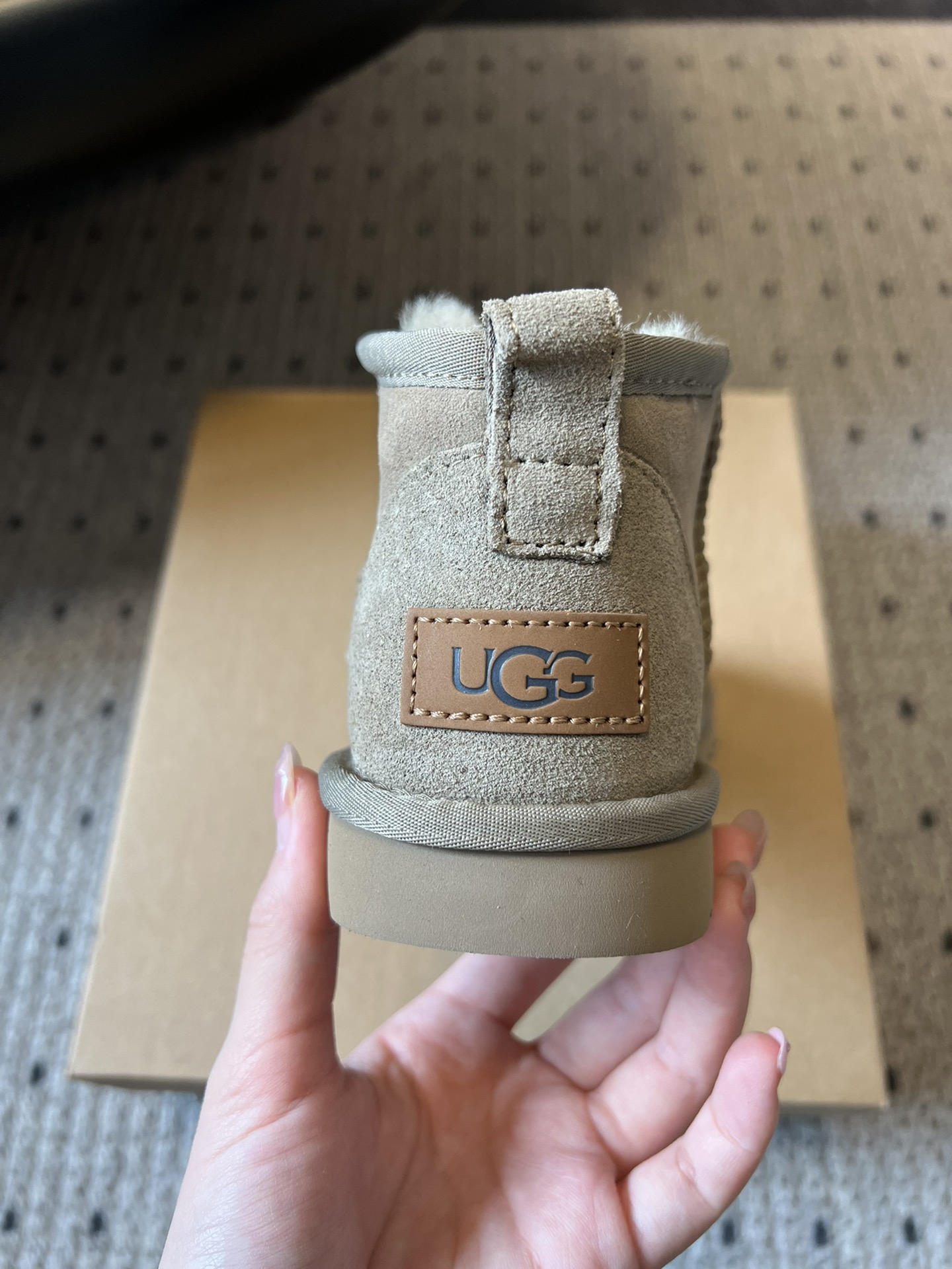 UG* 秋冬保暖mini款雪地靴采用羊皮毛一体材质，鞋面是质感细腻的反绒皮，内里填充柔软的羊毛，既保暖又