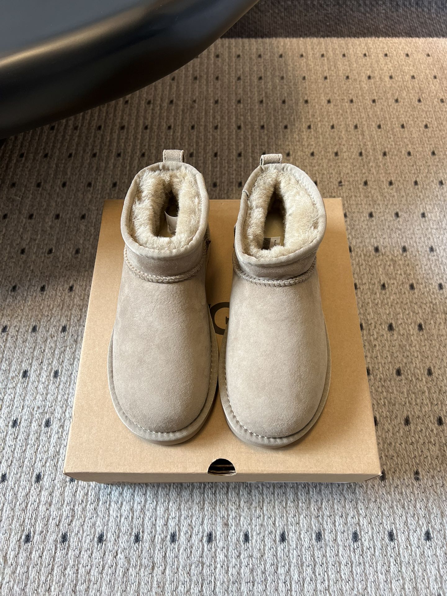 UG* 秋冬保暖mini款雪地靴采用羊皮毛一体材质，鞋面是质感细腻的反绒皮，内里填充柔软的羊毛，既保暖又