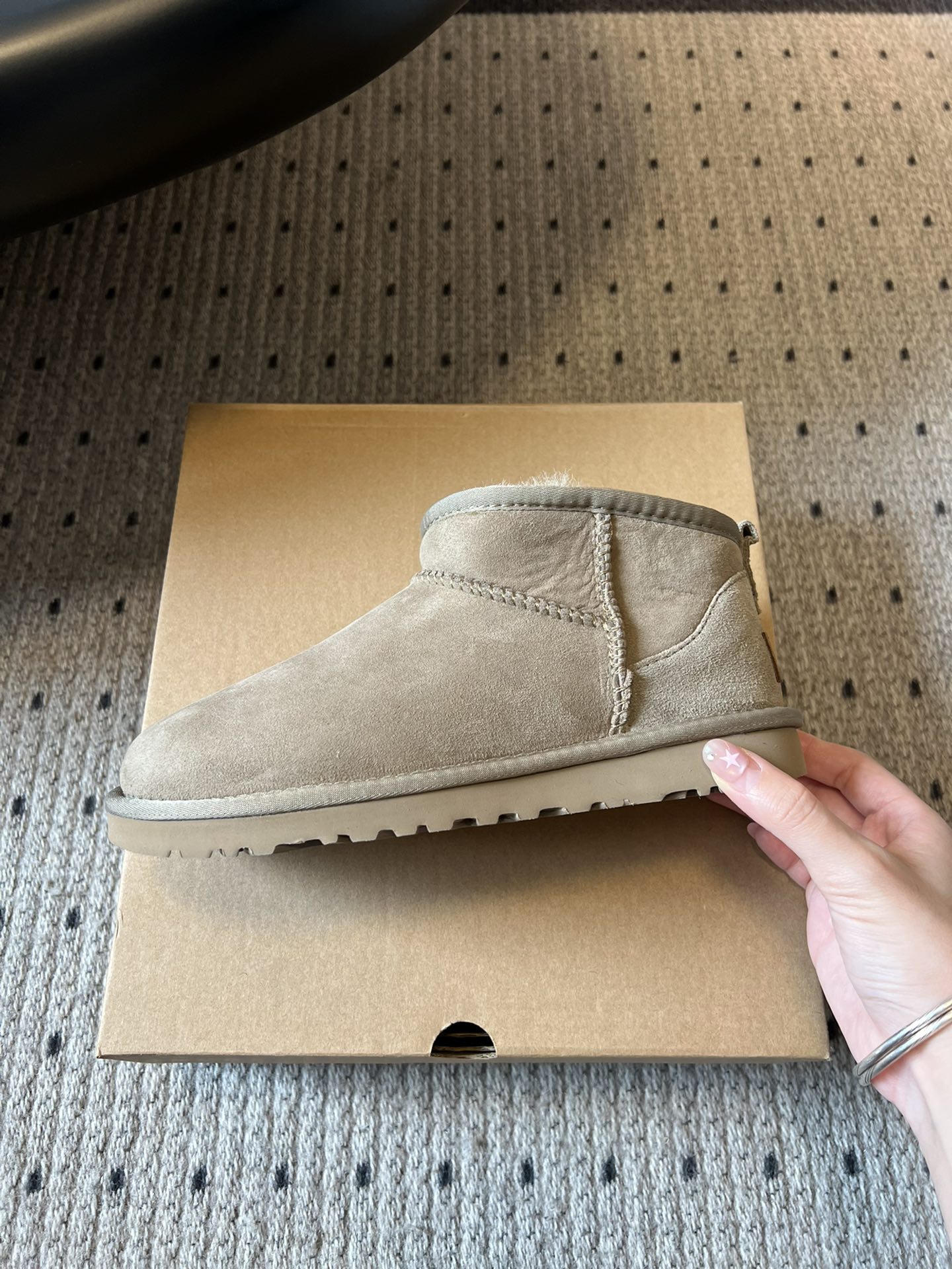 UG* 秋冬保暖mini款雪地靴采用羊皮毛一体材质，鞋面是质感细腻的反绒皮，内里填充柔软的羊毛，既保暖又