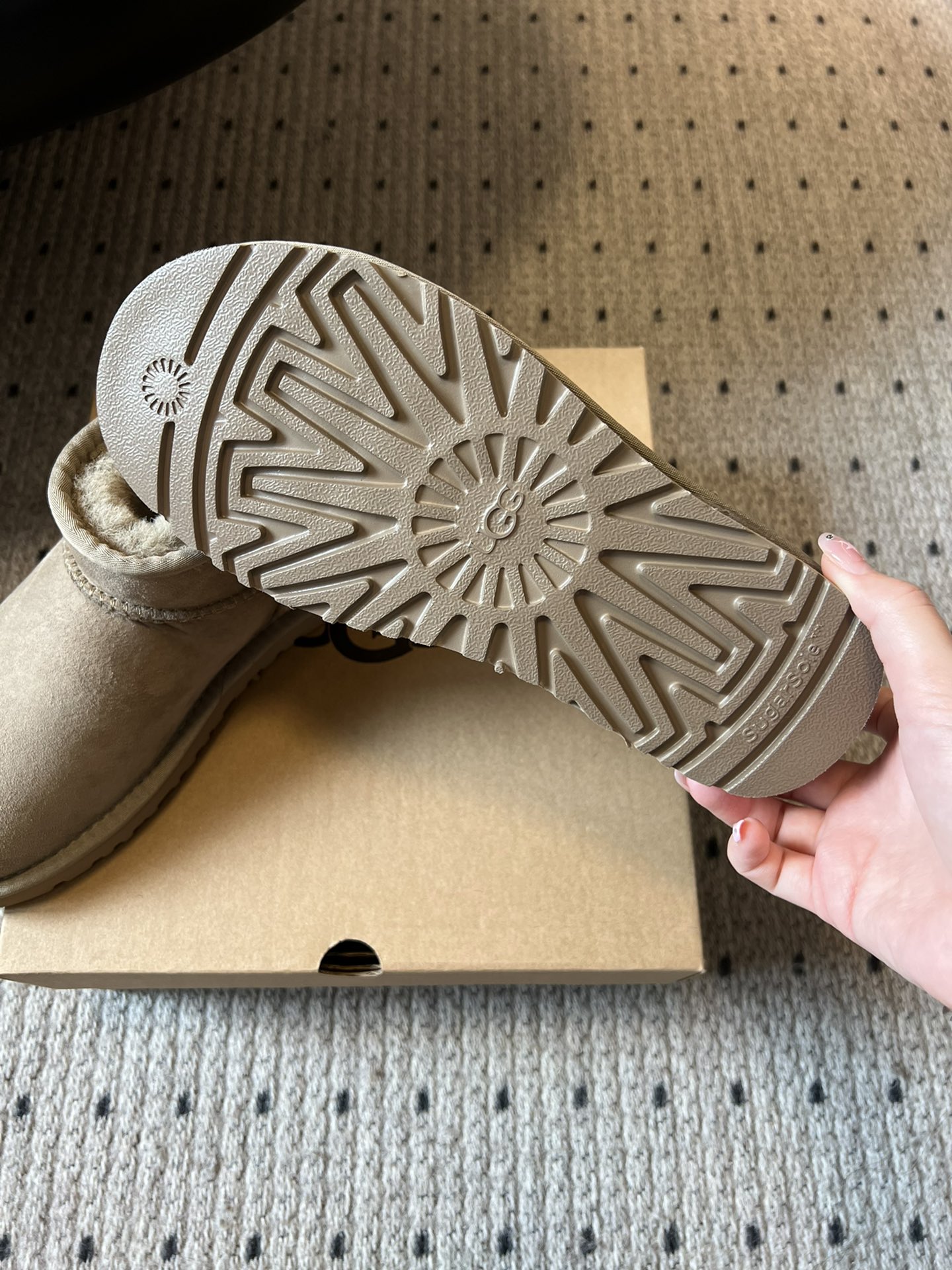 UG* 秋冬保暖mini款雪地靴采用羊皮毛一体材质，鞋面是质感细腻的反绒皮，内里填充柔软的羊毛，既保暖又