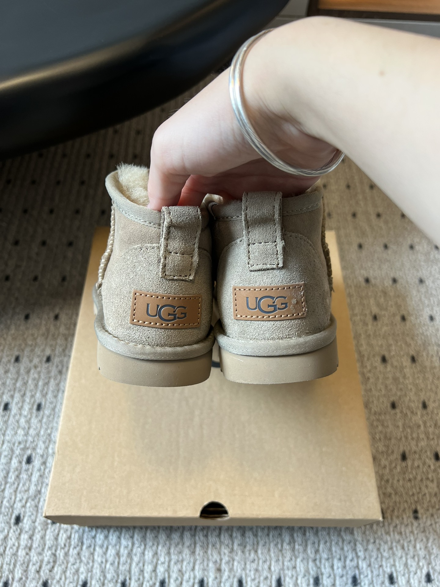 UG* 秋冬保暖mini款雪地靴采用羊皮毛一体材质，鞋面是质感细腻的反绒皮，内里填充柔软的羊毛，既保暖又