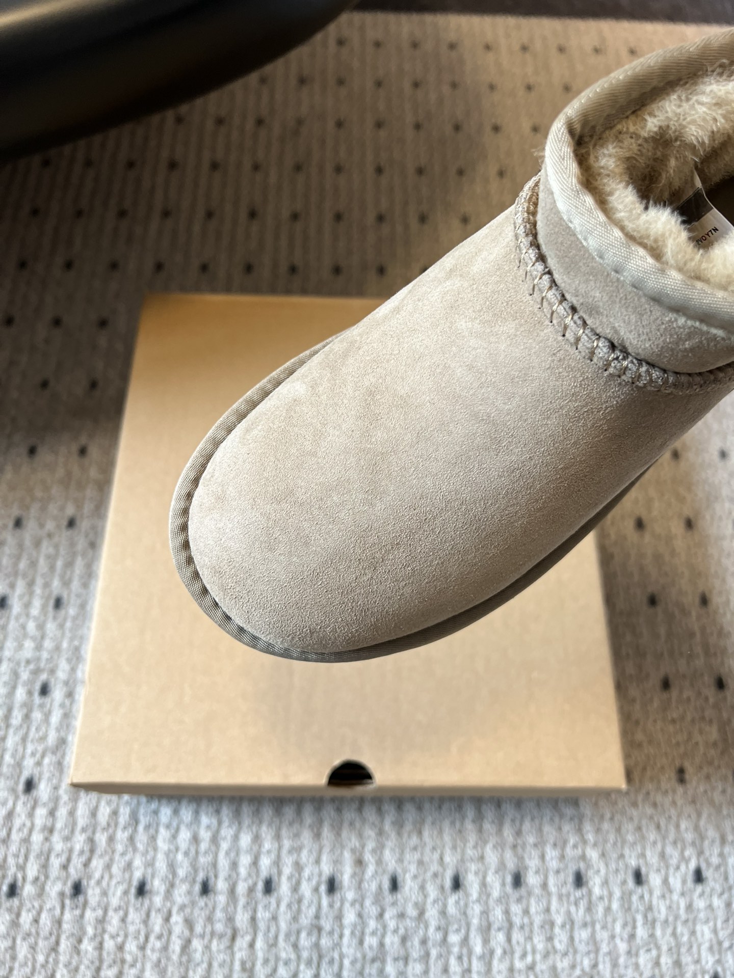 UG* 秋冬保暖mini款雪地靴采用羊皮毛一体材质，鞋面是质感细腻的反绒皮，内里填充柔软的羊毛，既保暖又