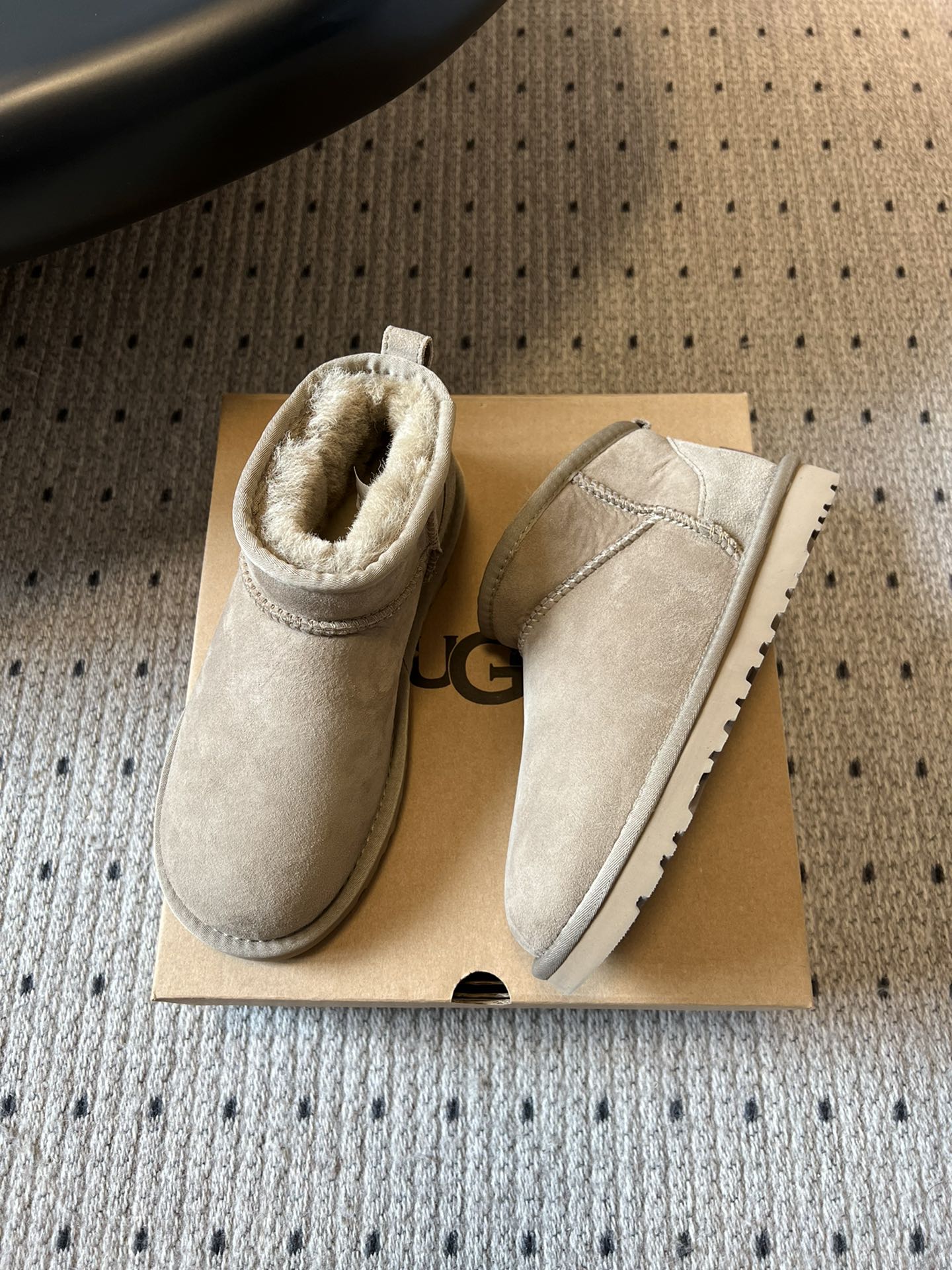 UG* 秋冬保暖mini款雪地靴采用羊皮毛一体材质，鞋面是质感细腻的反绒皮，内里填充柔软的羊毛，既保暖又