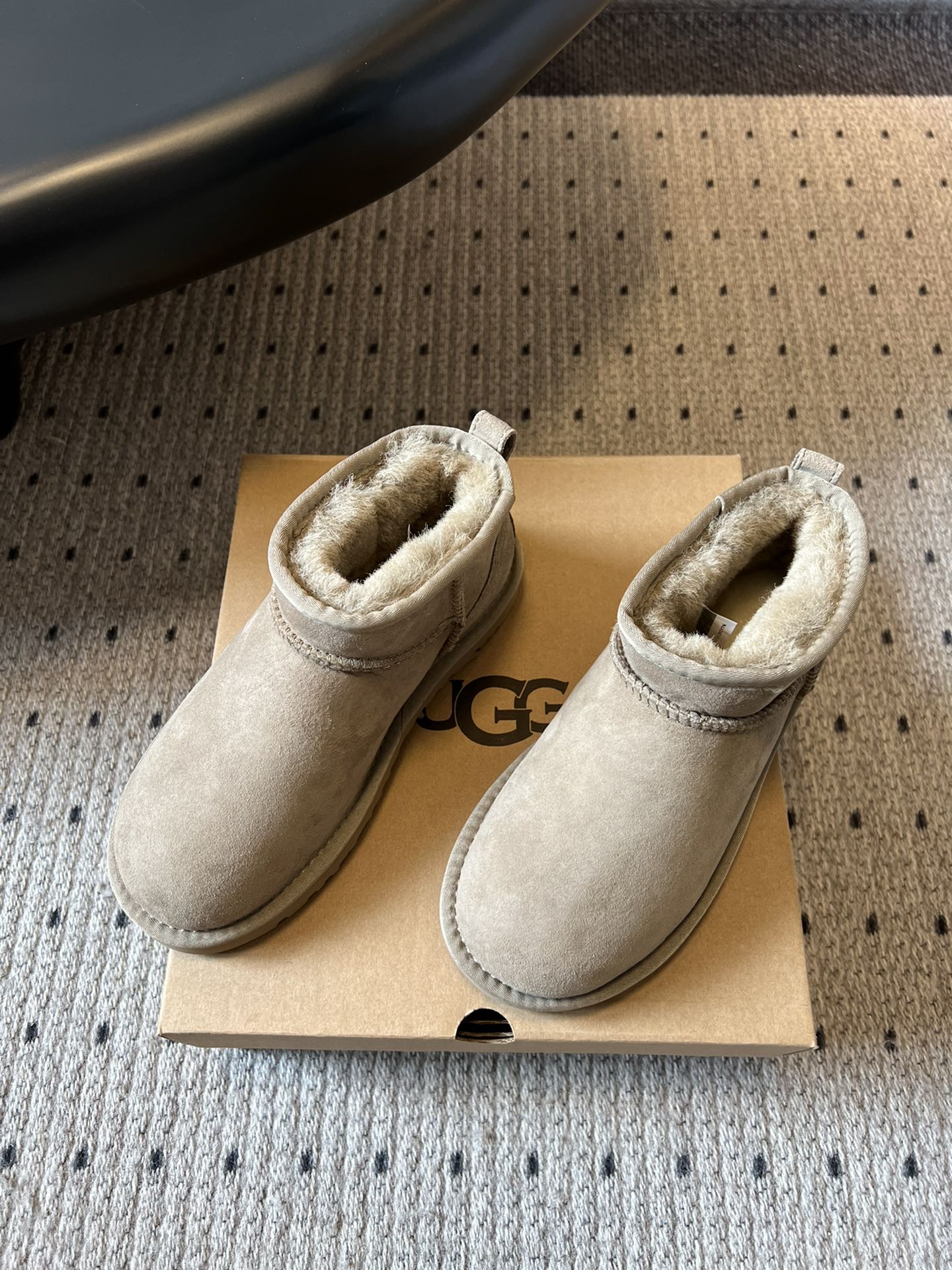 UG* 秋冬保暖mini款雪地靴采用羊皮毛一体材质，鞋面是质感细腻的反绒皮，内里填充柔软的羊毛，既保暖又