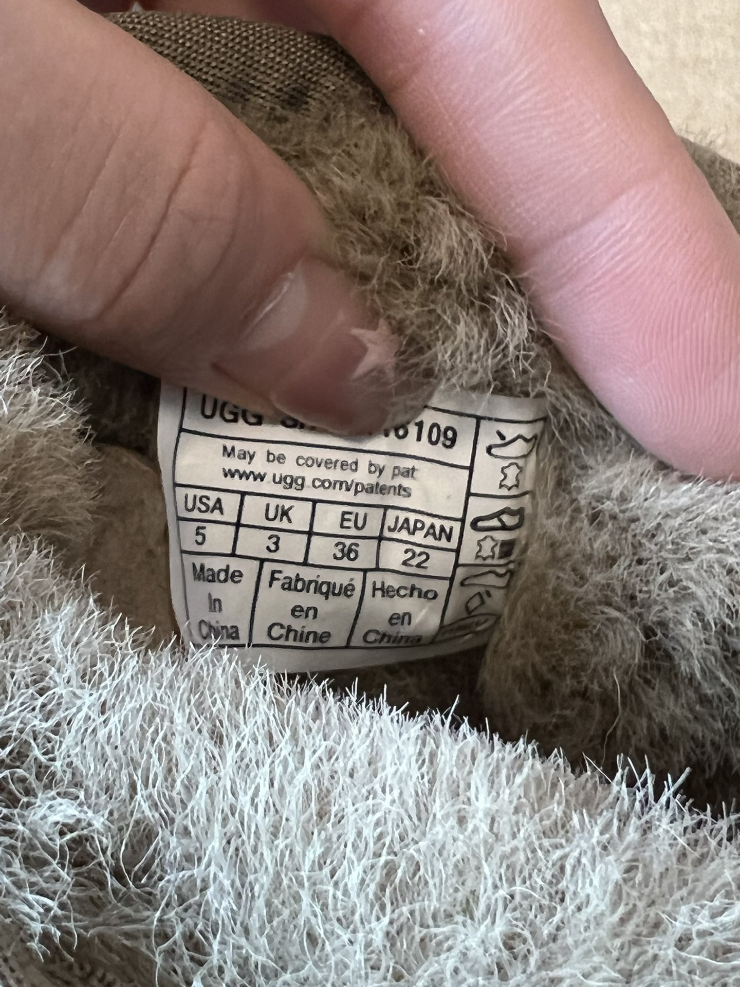 UG* 秋冬保暖mini款雪地靴采用羊皮毛一体材质，鞋面是质感细腻的反绒皮，内里填充柔软的羊毛，既保暖又