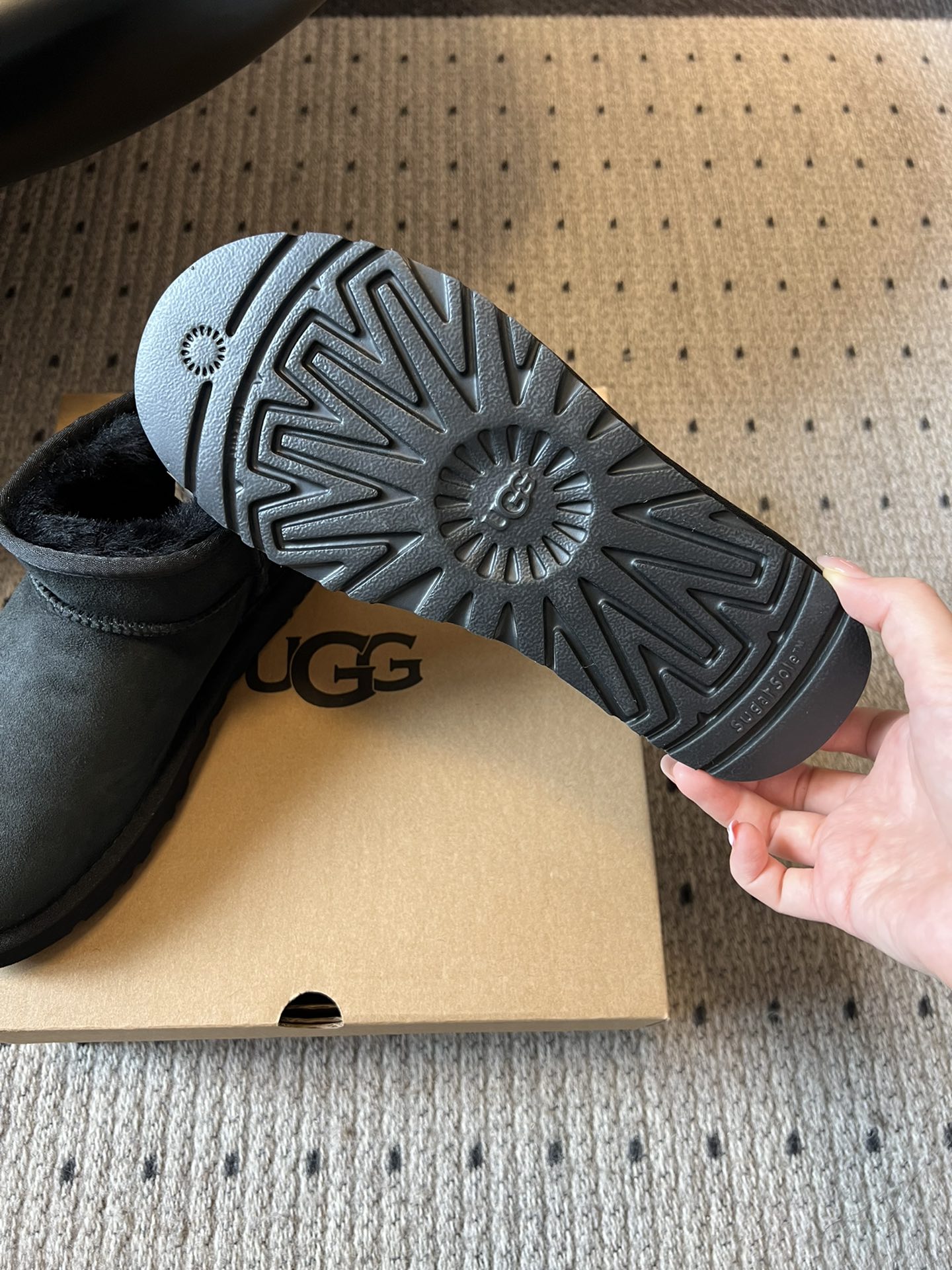 UG* 秋冬保暖mini款雪地靴采用羊皮毛一体材质，鞋面是质感细腻的反绒皮，内里填充柔软的羊毛，既保暖又