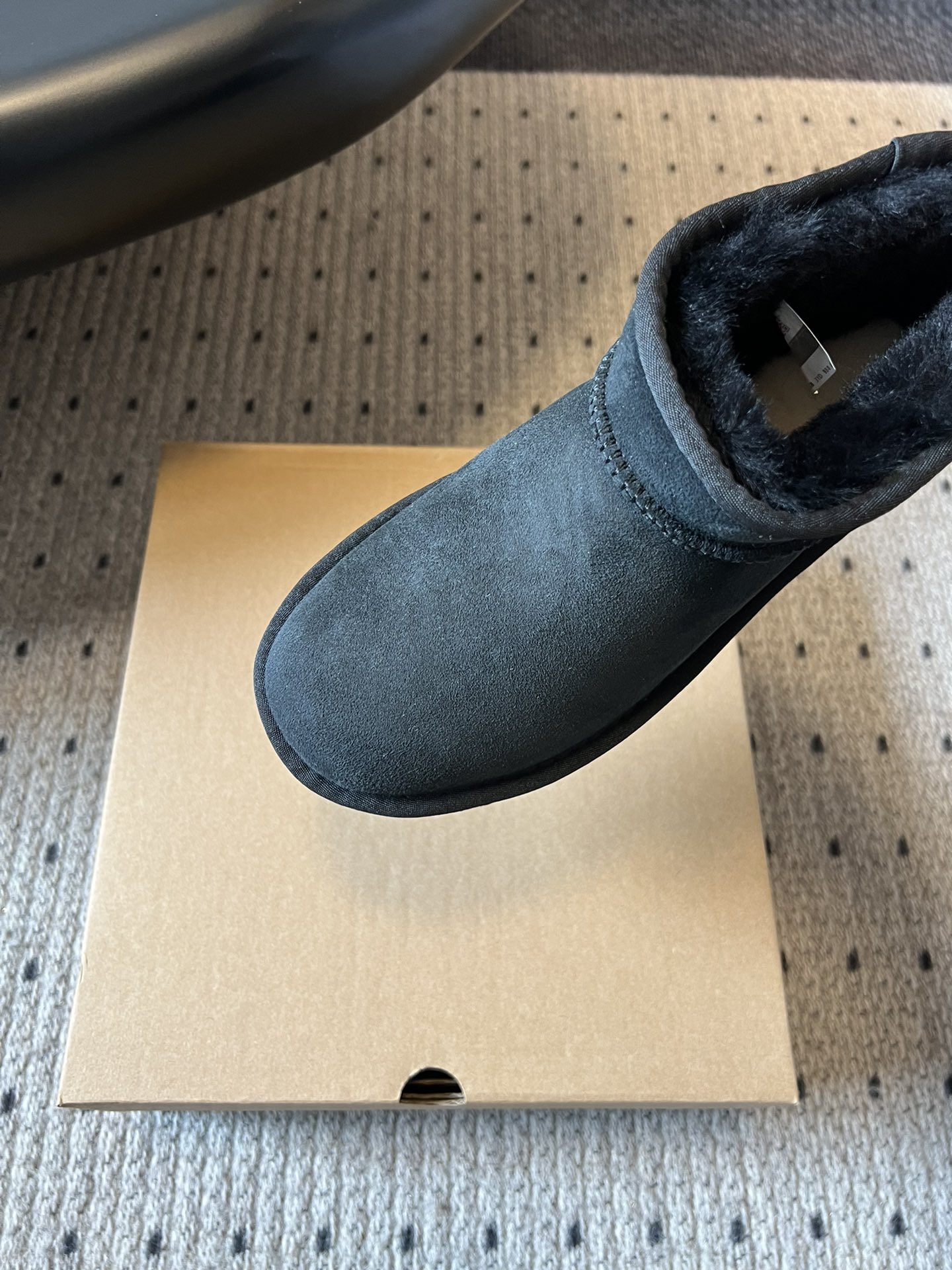 UG* 秋冬保暖mini款雪地靴采用羊皮毛一体材质，鞋面是质感细腻的反绒皮，内里填充柔软的羊毛，既保暖又