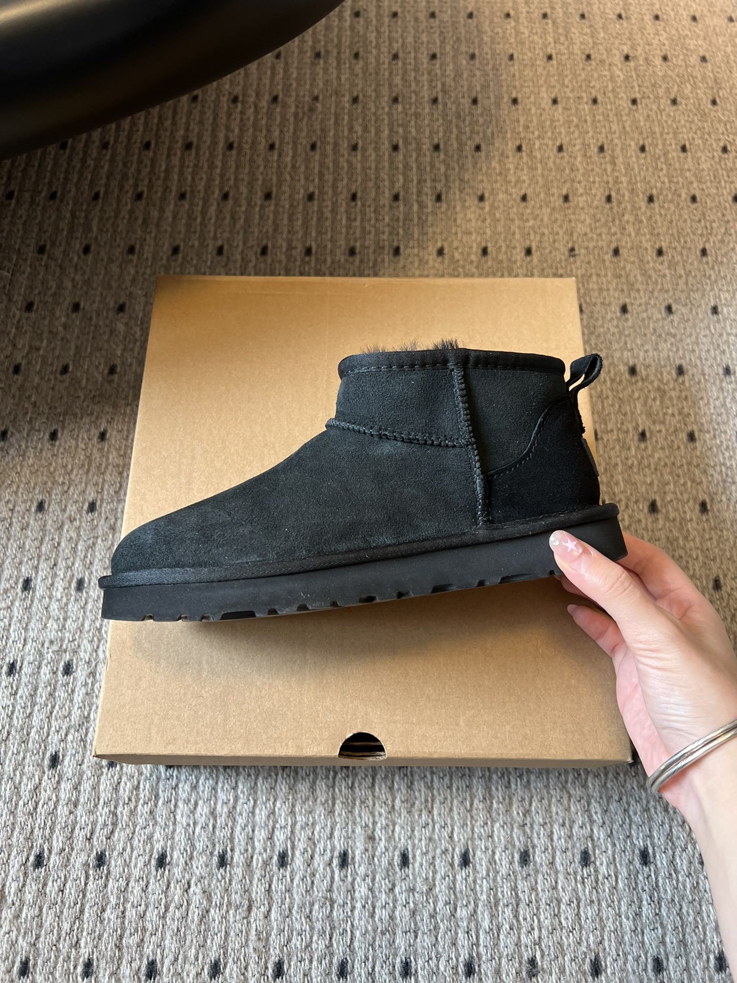 UG* 秋冬保暖mini款雪地靴采用羊皮毛一体材质，鞋面是质感细腻的反绒皮，内里填充柔软的羊毛，既保暖又