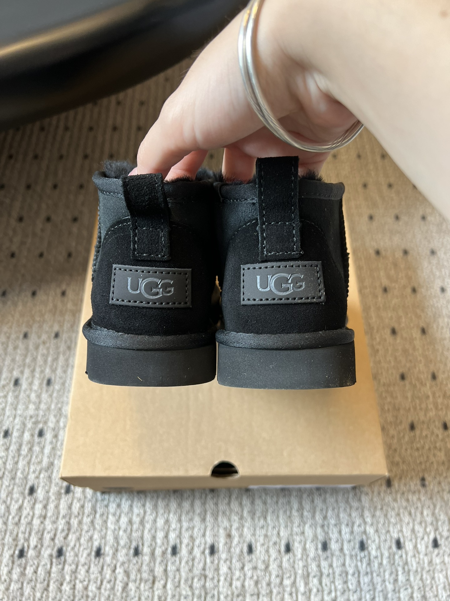 UG* 秋冬保暖mini款雪地靴采用羊皮毛一体材质，鞋面是质感细腻的反绒皮，内里填充柔软的羊毛，既保暖又