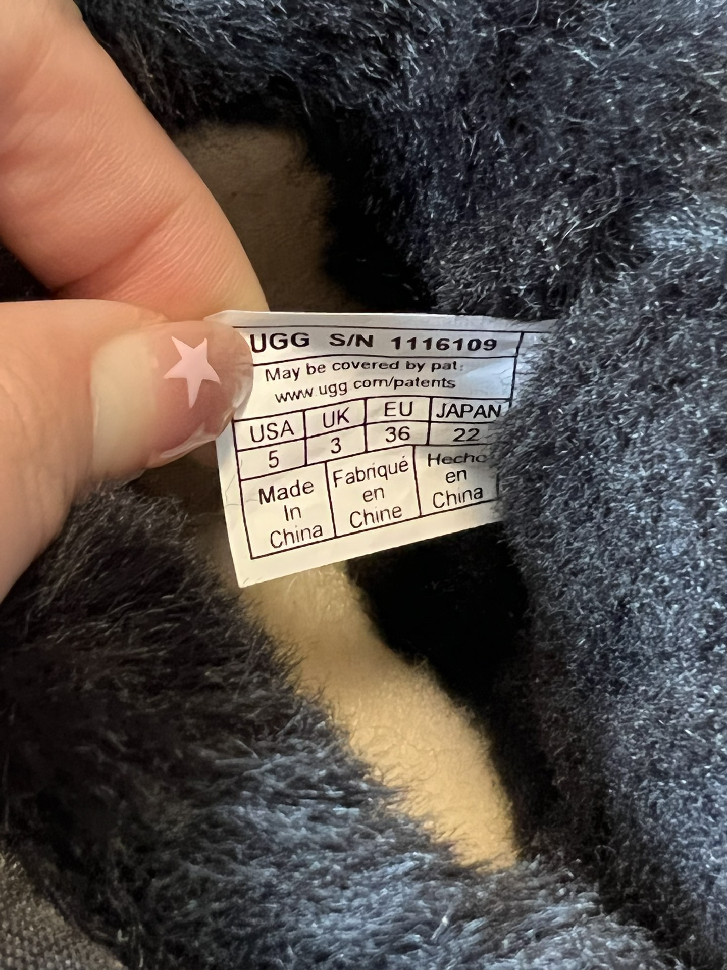 UG* 秋冬保暖mini款雪地靴采用羊皮毛一体材质，鞋面是质感细腻的反绒皮，内里填充柔软的羊毛，既保暖又