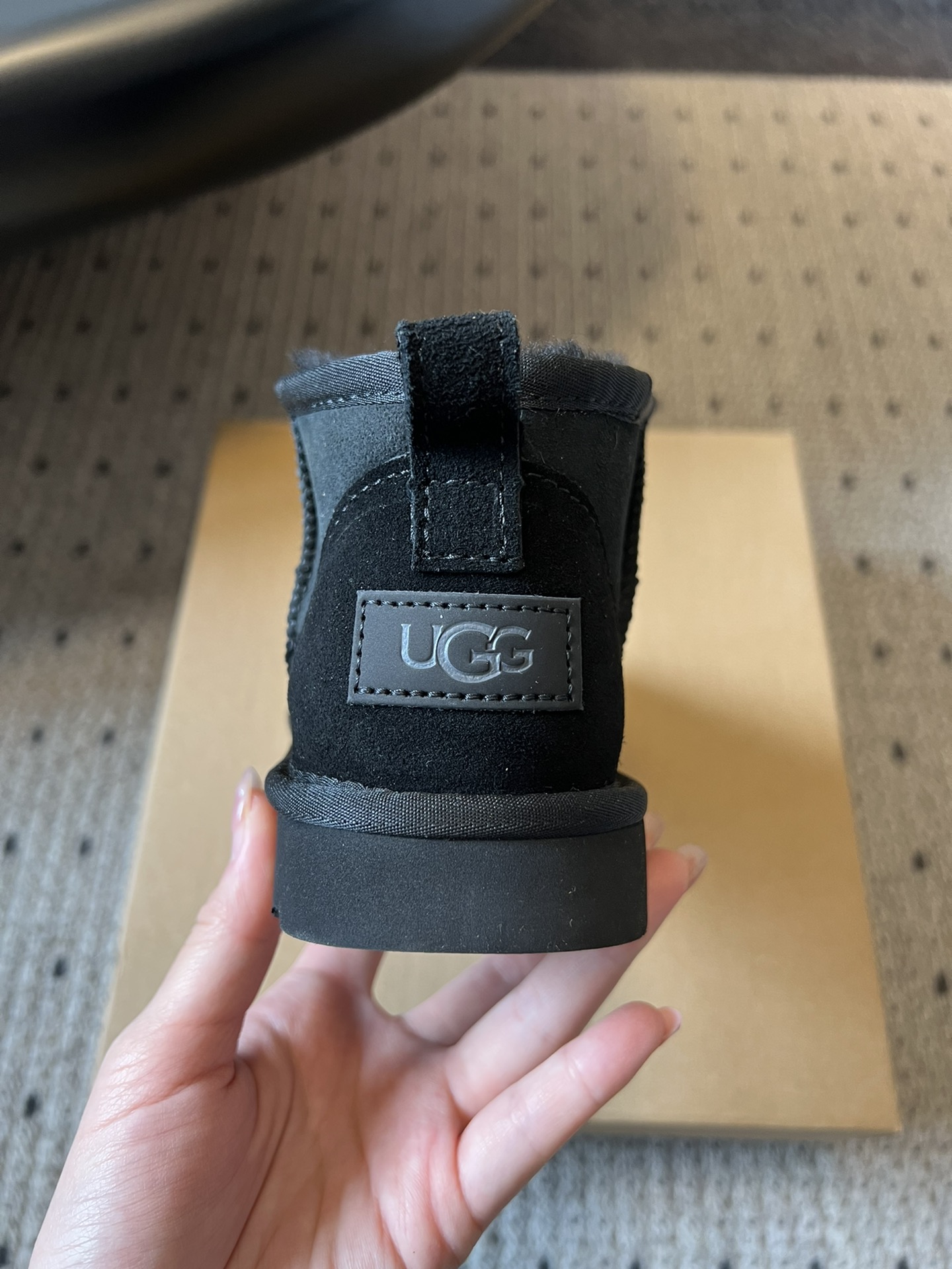 UG* 秋冬保暖mini款雪地靴采用羊皮毛一体材质，鞋面是质感细腻的反绒皮，内里填充柔软的羊毛，既保暖又