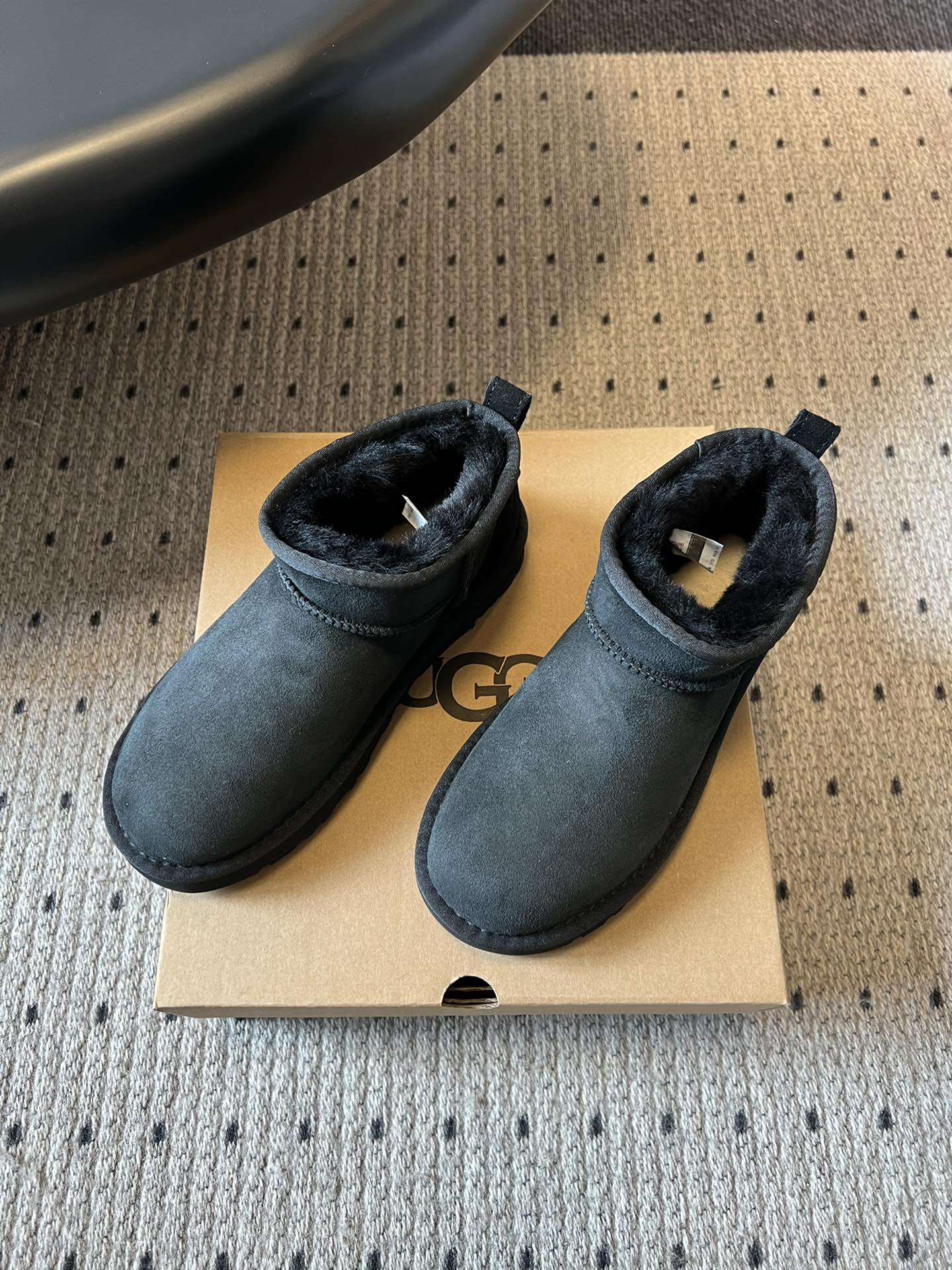 UG* 秋冬保暖mini款雪地靴采用羊皮毛一体材质，鞋面是质感细腻的反绒皮，内里填充柔软的羊毛，既保暖又