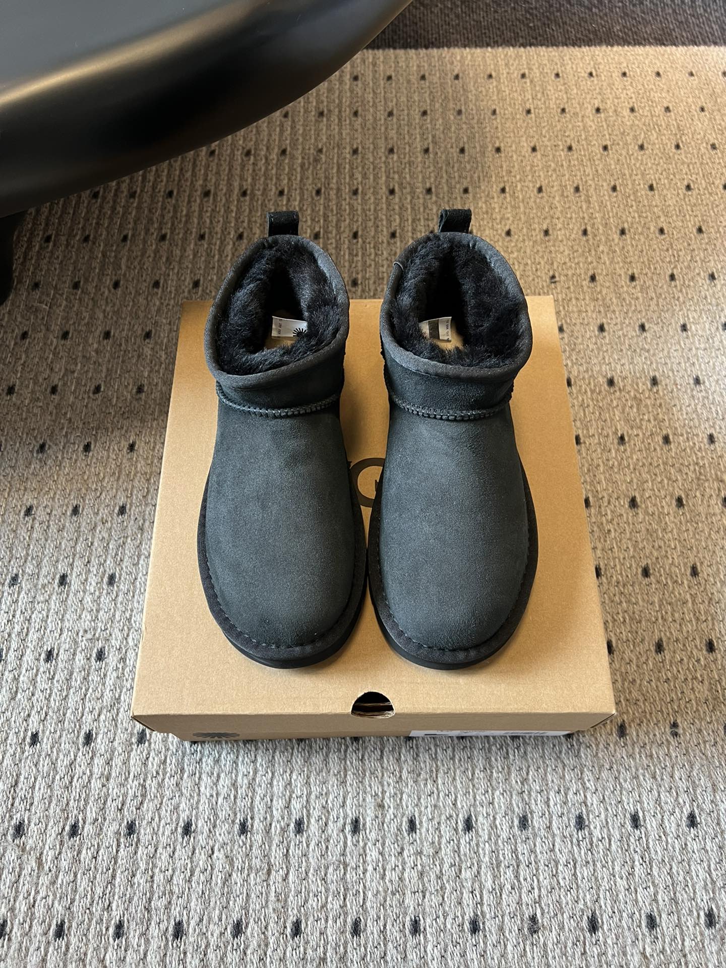 UG* 秋冬保暖mini款雪地靴采用羊皮毛一体材质，鞋面是质感细腻的反绒皮，内里填充柔软的羊毛，既保暖又