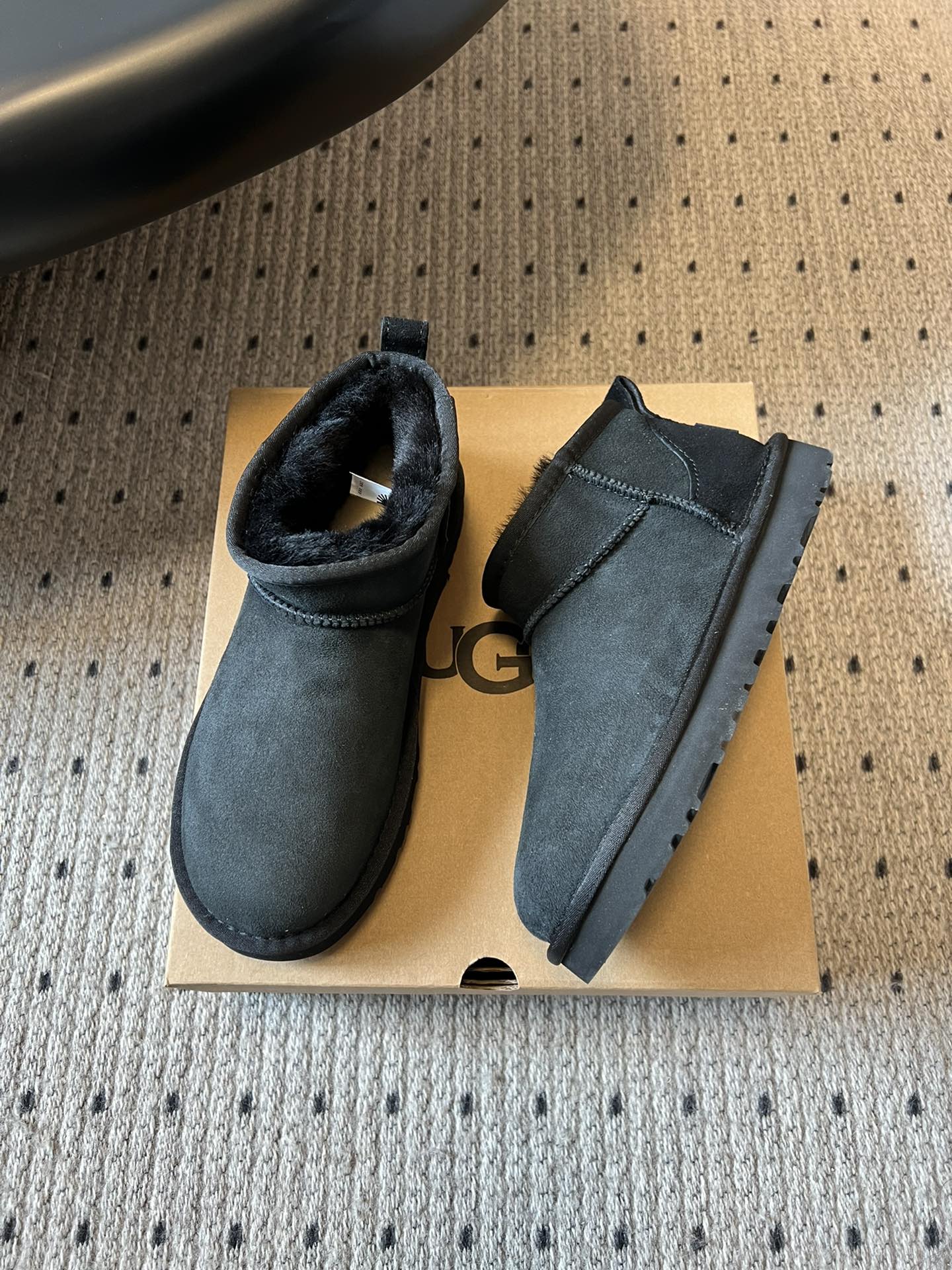 UG* 秋冬保暖mini款雪地靴采用羊皮毛一体材质，鞋面是质感细腻的反绒皮，内里填充柔软的羊毛，既保暖又