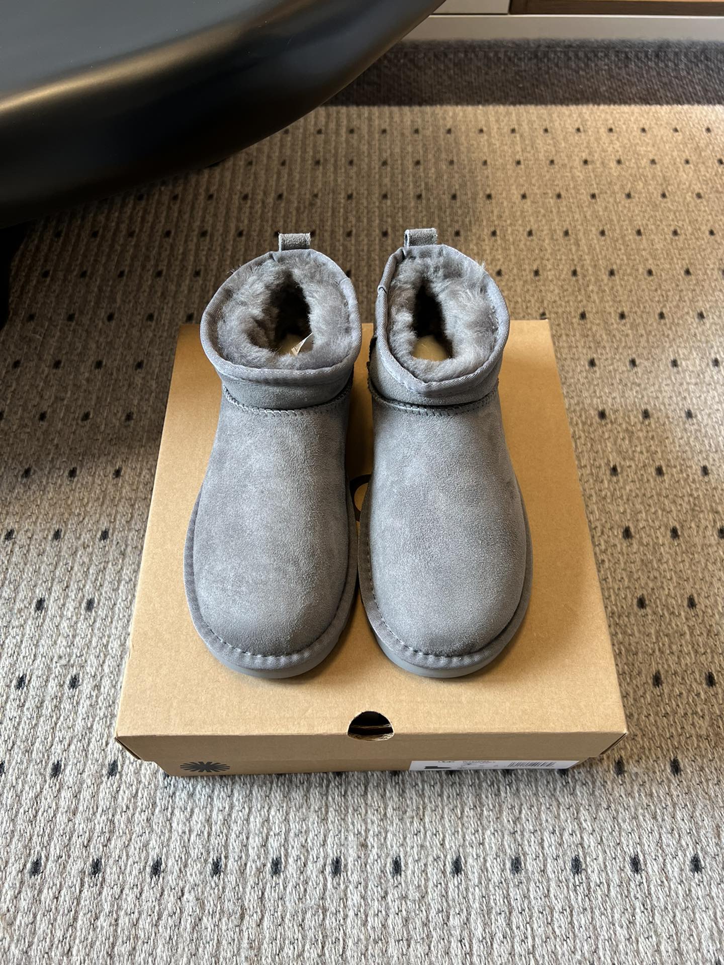 UG* 秋冬保暖mini款雪地靴采用羊皮毛一体材质，鞋面是质感细腻的反绒皮，内里填充柔软的羊毛，既保暖又