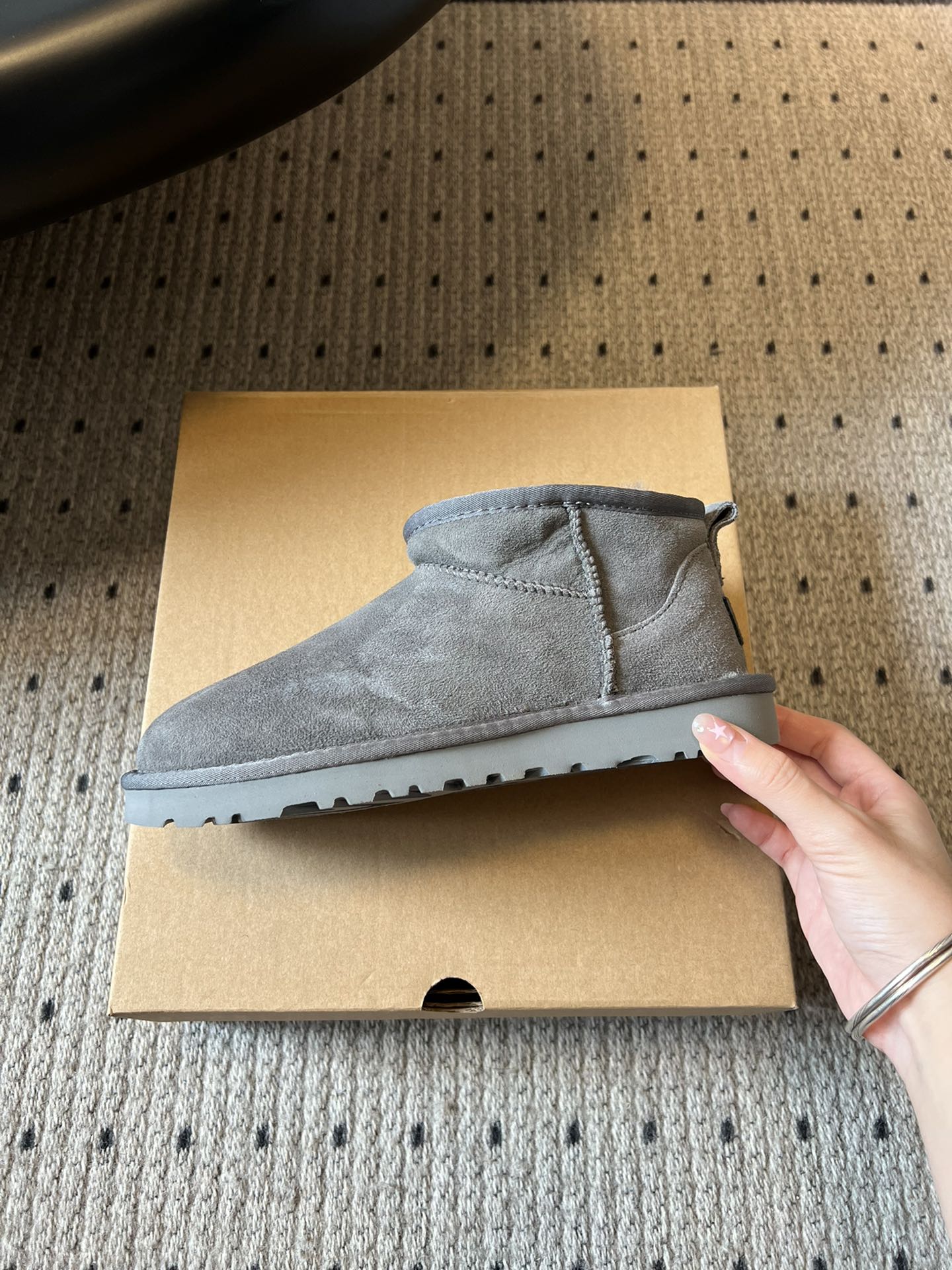 UG* 秋冬保暖mini款雪地靴采用羊皮毛一体材质，鞋面是质感细腻的反绒皮，内里填充柔软的羊毛，既保暖又