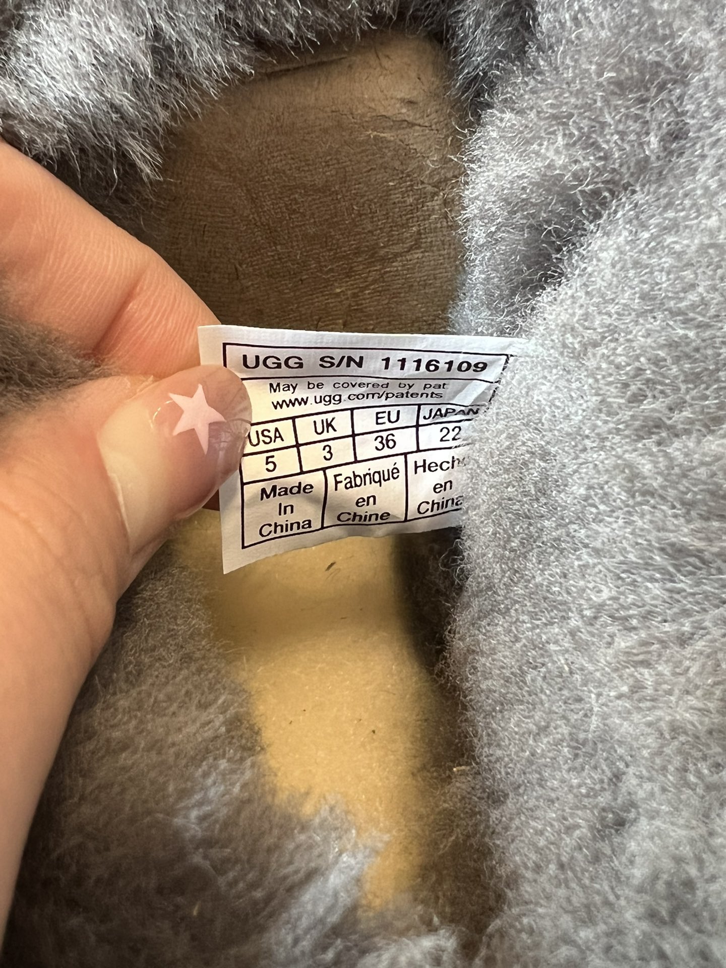 UG* 秋冬保暖mini款雪地靴采用羊皮毛一体材质，鞋面是质感细腻的反绒皮，内里填充柔软的羊毛，既保暖又