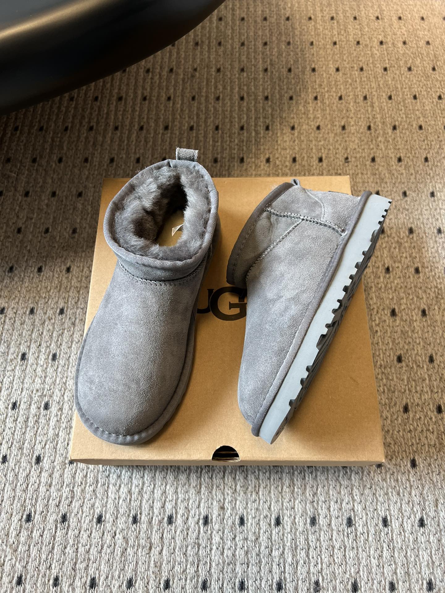 UG* 秋冬保暖mini款雪地靴采用羊皮毛一体材质，鞋面是质感细腻的反绒皮，内里填充柔软的羊毛，既保暖又