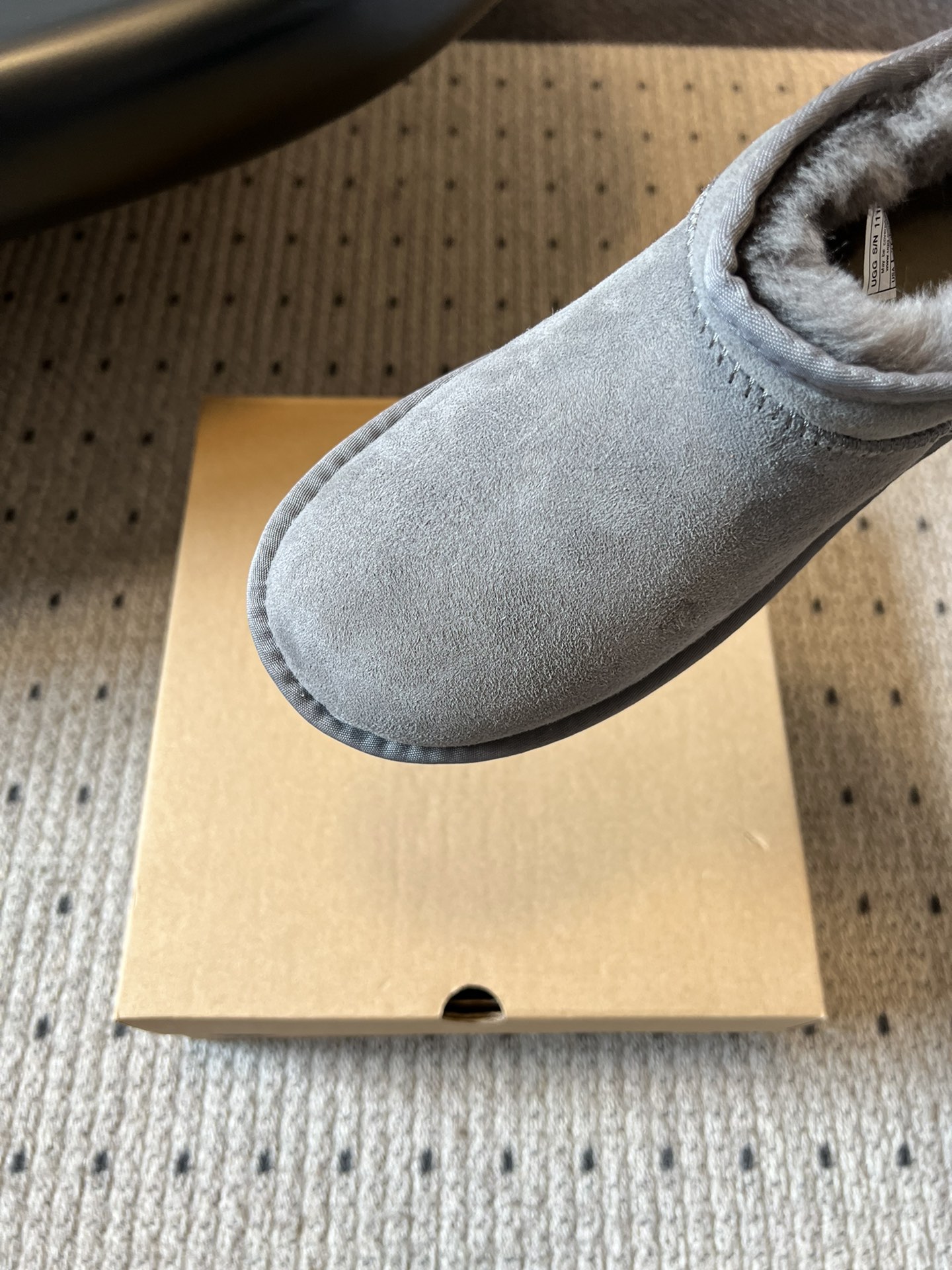 UG* 秋冬保暖mini款雪地靴采用羊皮毛一体材质，鞋面是质感细腻的反绒皮，内里填充柔软的羊毛，既保暖又