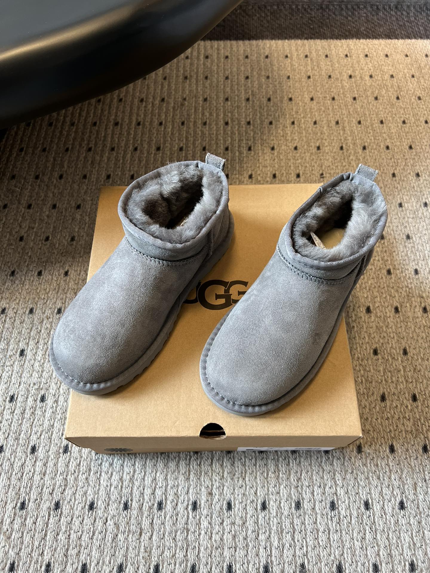 UG* 秋冬保暖mini款雪地靴采用羊皮毛一体材质，鞋面是质感细腻的反绒皮，内里填充柔软的羊毛，既保暖又