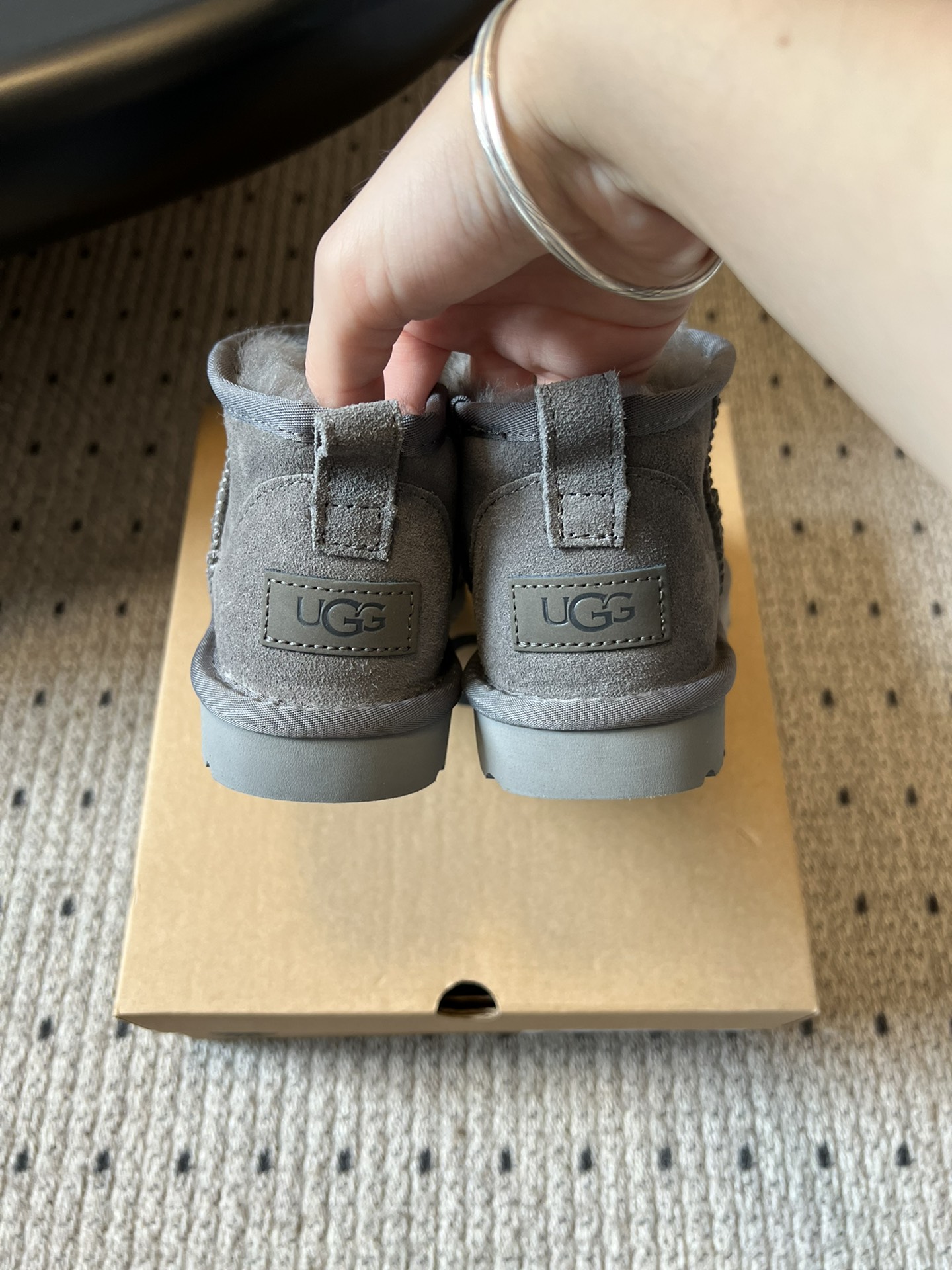 UG* 秋冬保暖mini款雪地靴采用羊皮毛一体材质，鞋面是质感细腻的反绒皮，内里填充柔软的羊毛，既保暖又