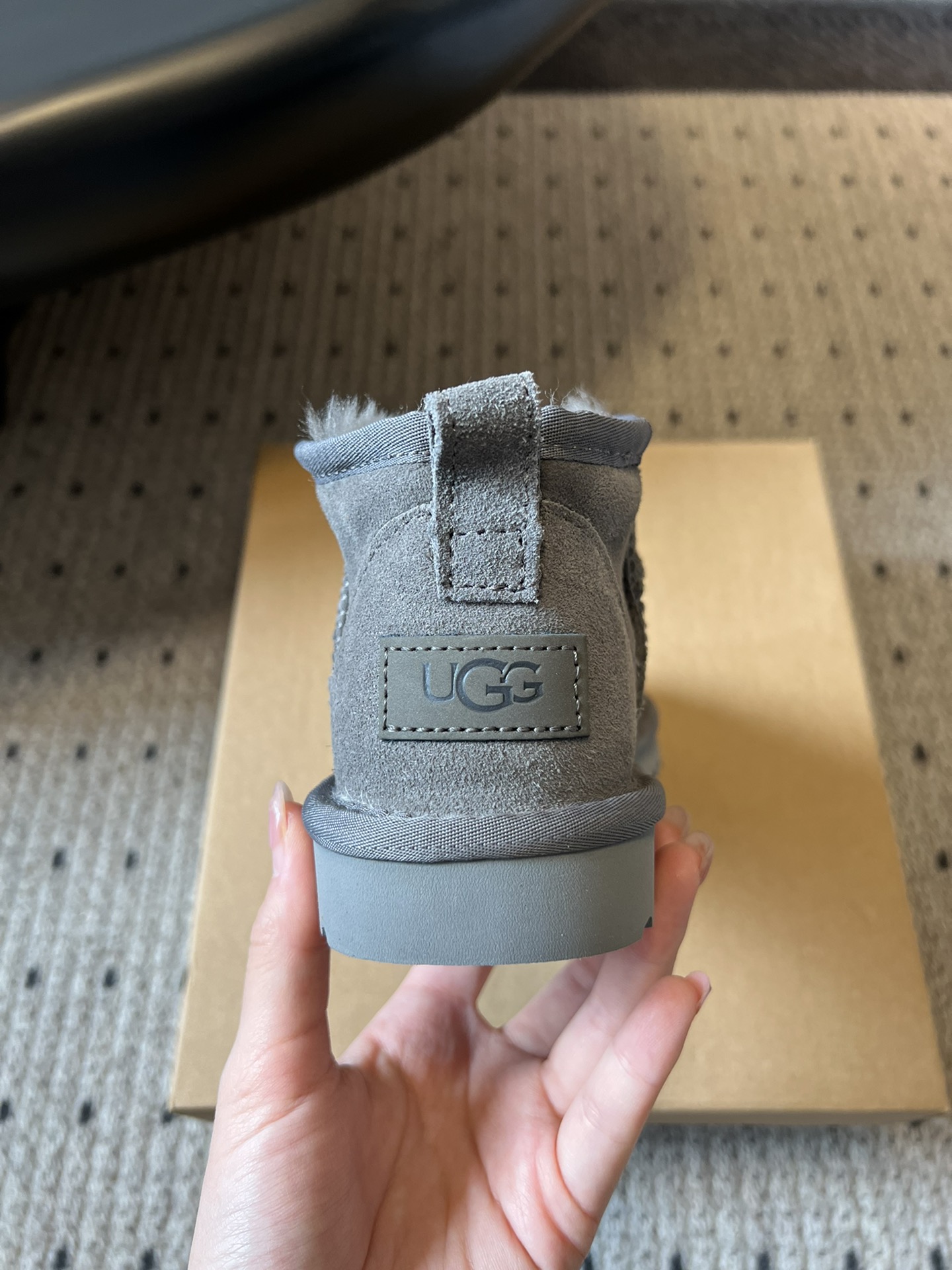 UG* 秋冬保暖mini款雪地靴采用羊皮毛一体材质，鞋面是质感细腻的反绒皮，内里填充柔软的羊毛，既保暖又