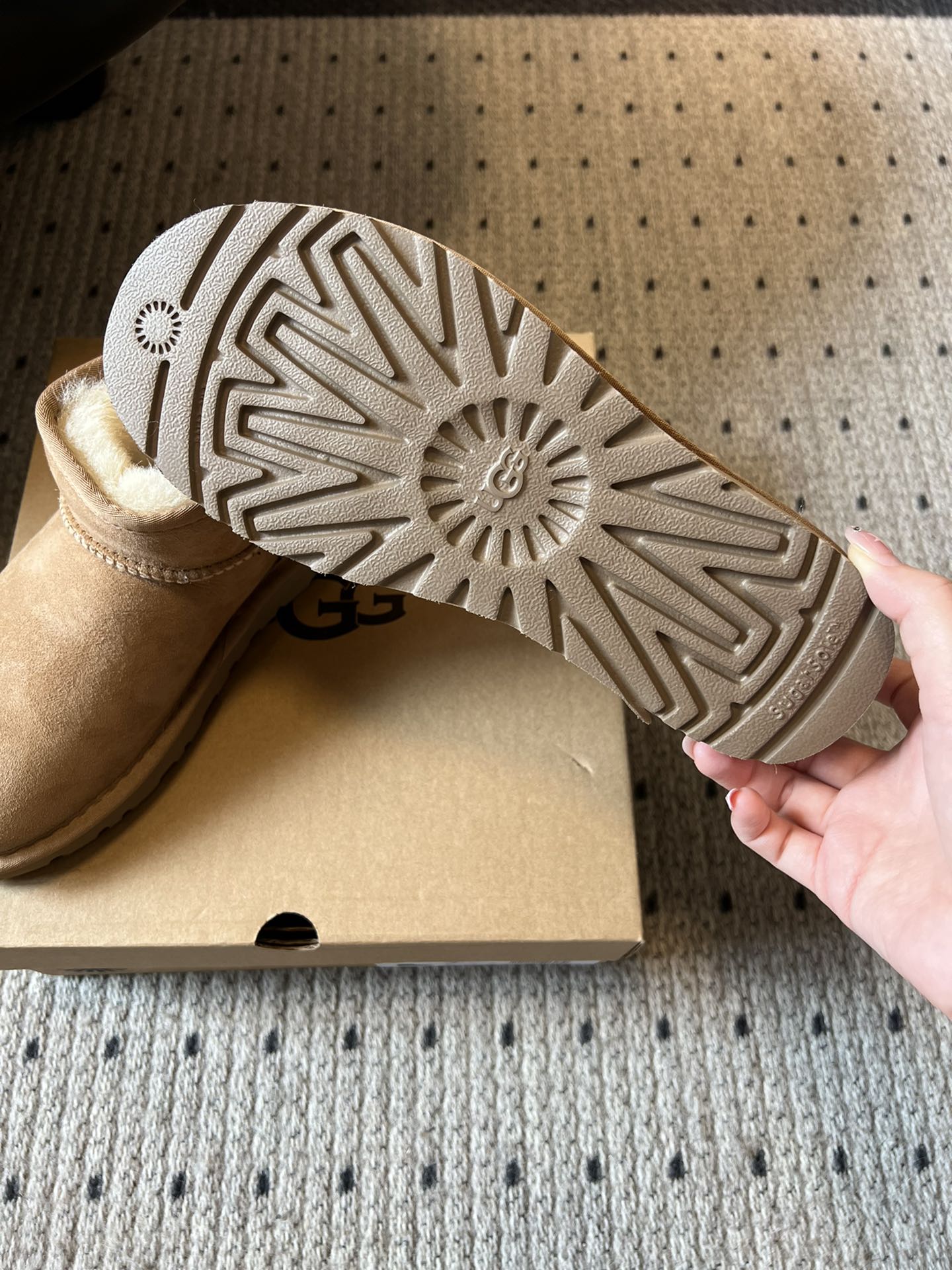 UG* 秋冬保暖mini款雪地靴采用羊皮毛一体材质，鞋面是质感细腻的反绒皮，内里填充柔软的羊毛，既保暖又