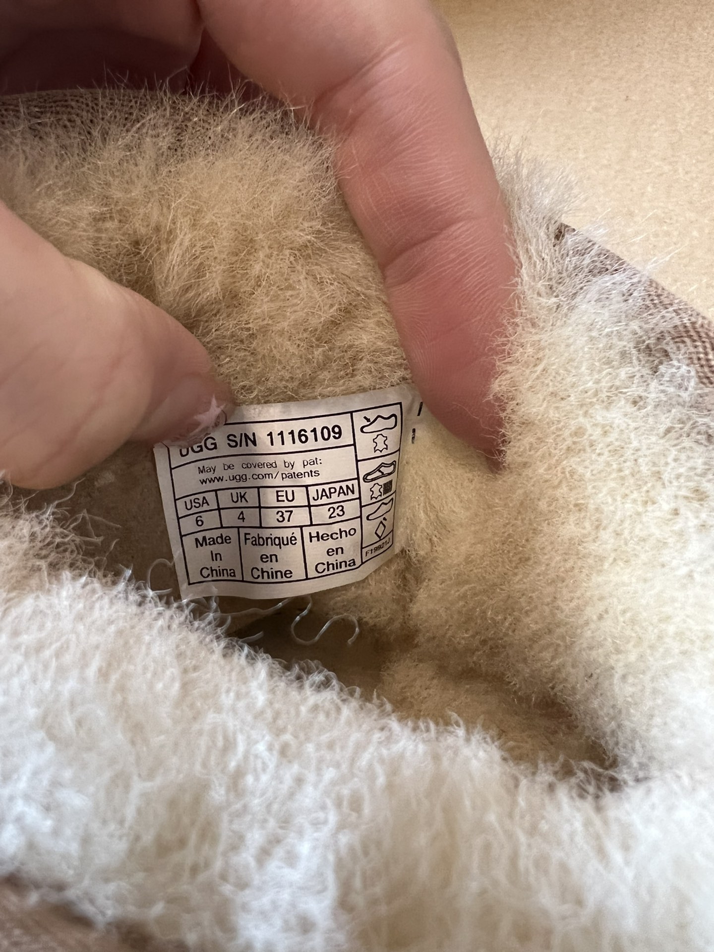 UG* 秋冬保暖mini款雪地靴采用羊皮毛一体材质，鞋面是质感细腻的反绒皮，内里填充柔软的羊毛，既保暖又