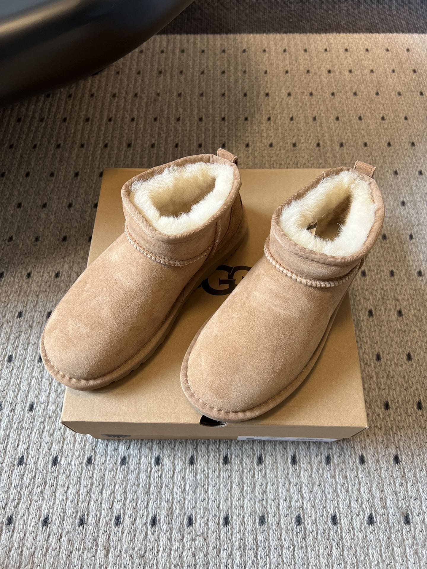 UG* 秋冬保暖mini款雪地靴采用羊皮毛一体材质，鞋面是质感细腻的反绒皮，内里填充柔软的羊毛，既保暖又