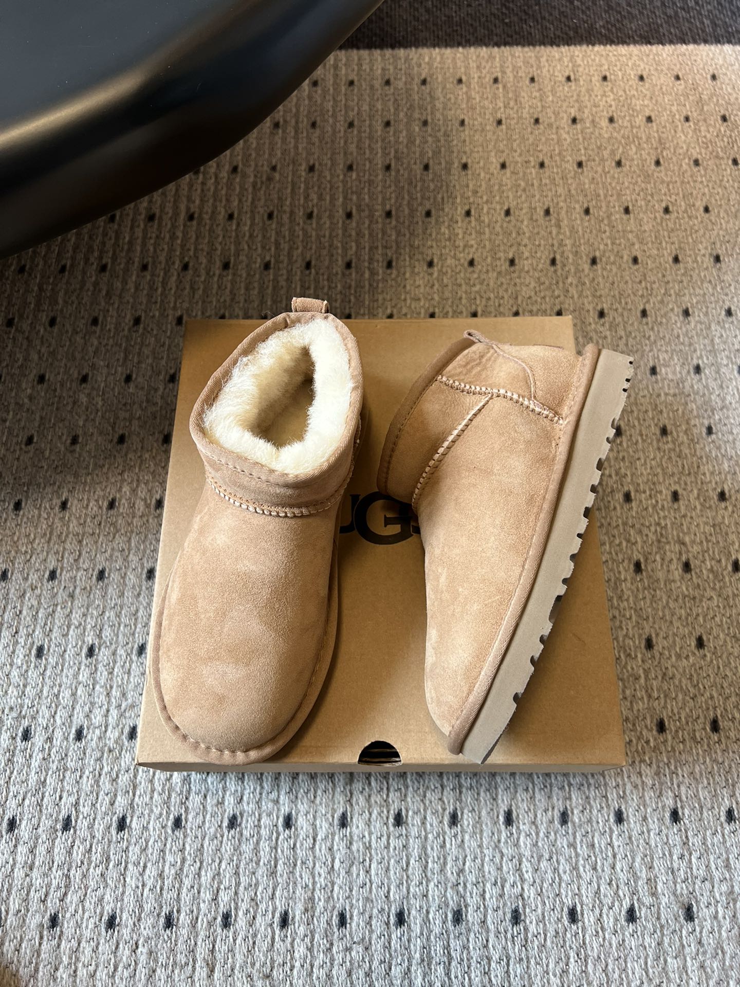 UG* 秋冬保暖mini款雪地靴采用羊皮毛一体材质，鞋面是质感细腻的反绒皮，内里填充柔软的羊毛，既保暖又