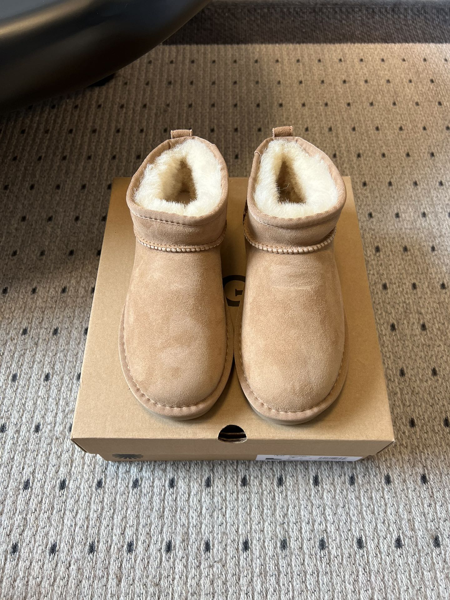 NO:593452,UG* autumn and winter warm mini snow boots are made of sheepskin. The upper is suede with a fine texture and is filled with soft wool. It is warm and skin-friendly. It is a short snow boot style with a simple and versatile design. It is available in a variety of colors and can suit different styles of wear.  The warmth retention performance is excellent, and the wool lining can effectively lock in heat, making it suitable for cold winter wear; at the same time, the soles have good anti-slip properties and can provide stable support when walking. The overall shape is loose, and there is sufficient space for feet to move when wearing it. There is no sense of restraint when worn for a long time, and the sheepskin material has good breathability, so there will be no stuffy feet. The upper is made of high mercerized cow wool, and the lining is Longfeng A-grade fur. The outsole is EVA foam and is increased by 3.5cm.  size 35-40 (customized size 40 is non-refundable), snow boots, boots, sheepskin19860909UG* 秋冬保暖mini款雪地靴 采用羊皮毛一体材质,鞋面是质感细腻的反绒皮,内里填充柔软的羊毛,既保暖又亲肤.属于短筒雪地靴款式,设计简约百搭,有多种颜色可选,能适配不同风格的穿搭. 保暖性能出色,羊毛内里能有效锁住热量,适合寒冷的冬季穿着；同时,鞋底具有良好的防滑性,行走时能提供稳定的支撑.整体版型宽松,穿着时脚部活动空间充足,长时间穿着也不会有束缚感,且羊皮毛材质的透气性较好,不会有闷脚的情况. 鞋面高丝光牛绒 内里隆丰A级皮毛一体 大底EVA发泡大底 增高3.5cm size35-40码（40码定制不退换）,雪地靴,boots,sheepskin,Women's Shoes