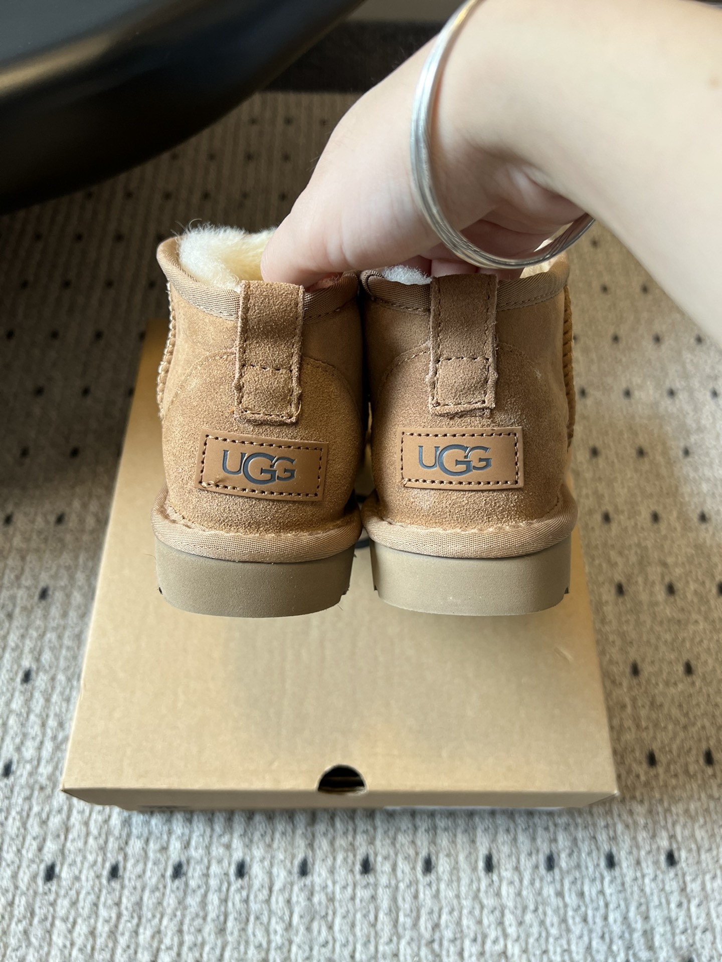 UG* 秋冬保暖mini款雪地靴采用羊皮毛一体材质，鞋面是质感细腻的反绒皮，内里填充柔软的羊毛，既保暖又