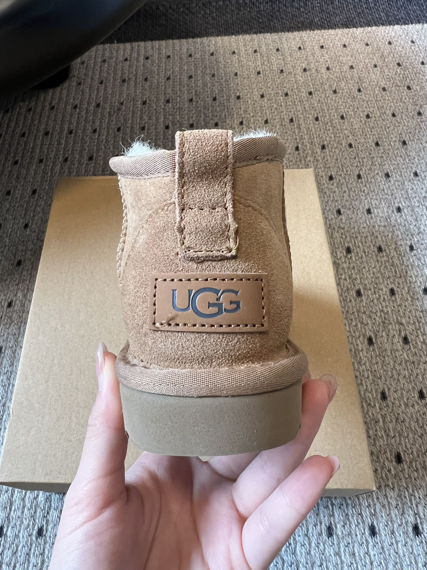 UG* 秋冬保暖mini款雪地靴采用羊皮毛一体材质，鞋面是质感细腻的反绒皮，内里填充柔软的羊毛，既保暖又