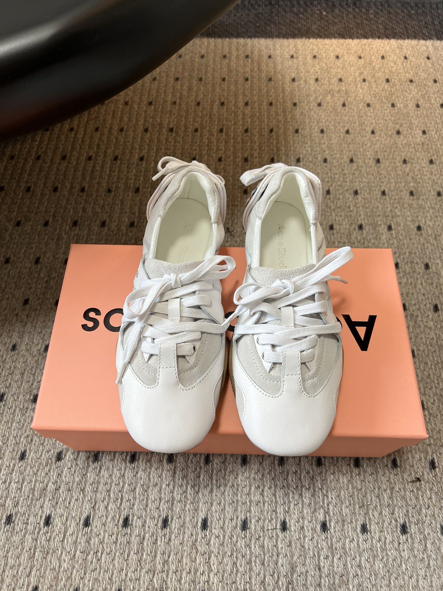 NO:594312,Top-quality Acne Studio*25s ballet-style bow-tie sneakers. The shoe body has a clear 'Acne Studios' brand logo, and the brand is highly recognizable. It is made of high-quality materials such as leather, and the design style combines retro and modern feel. The shoe shape has simple lines without losing its personality.  The style is lace-up casual shoes, which can be adapted to a variety of styles, from fashionable commuting to street fashion. The shoelaces are uniquely designed, and some shoes are decorated with the brand's iconic details. The overall details highlight the brand's design ingenuity and quality pursuit. Material: cowhide/cow suede, lining sheepskin, rubber outsole, increased by 2cm, shoe size 35-40 (customized size 40 is not returnable), ballet shoes, Acne studios, dior, cowhide, sheepskin19860909顶级品质 Acne Studio*25s 芭蕾风蝴蝶结绑带球鞋 鞋身带有明显的“Acne Studios”品牌标识,品牌辨识度较高.采用皮革等优质材质,设计风格融合了复古与现代感,鞋型线条简约又不失个性. 款式为系带休闲鞋,能适配多种穿搭风格,从时尚通勤到街头潮流都可驾驭.鞋带设计独特,部分鞋款带有品牌标志性的细节装饰,整体细节彰显品牌的设计巧思与品质追求. 材质牛皮/牛反绒 内里羊皮 大底橡胶大底 增高2cm 鞋码35-40码（40码定制不退换）,芭蕾舞鞋,acne studios,dior,cowhide,sheepskin,Women's Shoes