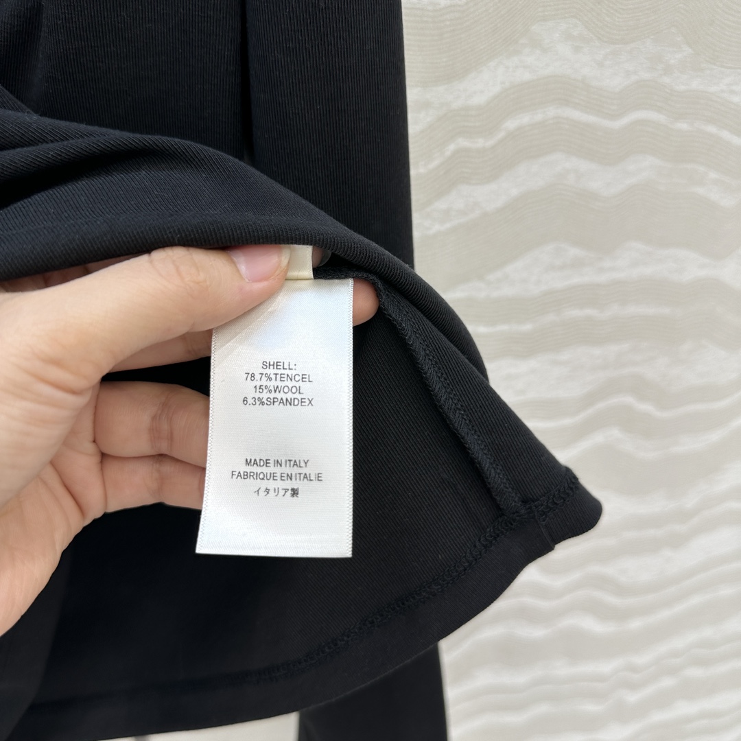 独家首发❤️原单品质，Row风纸片人穿搭！进口天丝羊毛半高领打底衫！锁骨捏褶设计。超级显瘦神器！极简叠搭