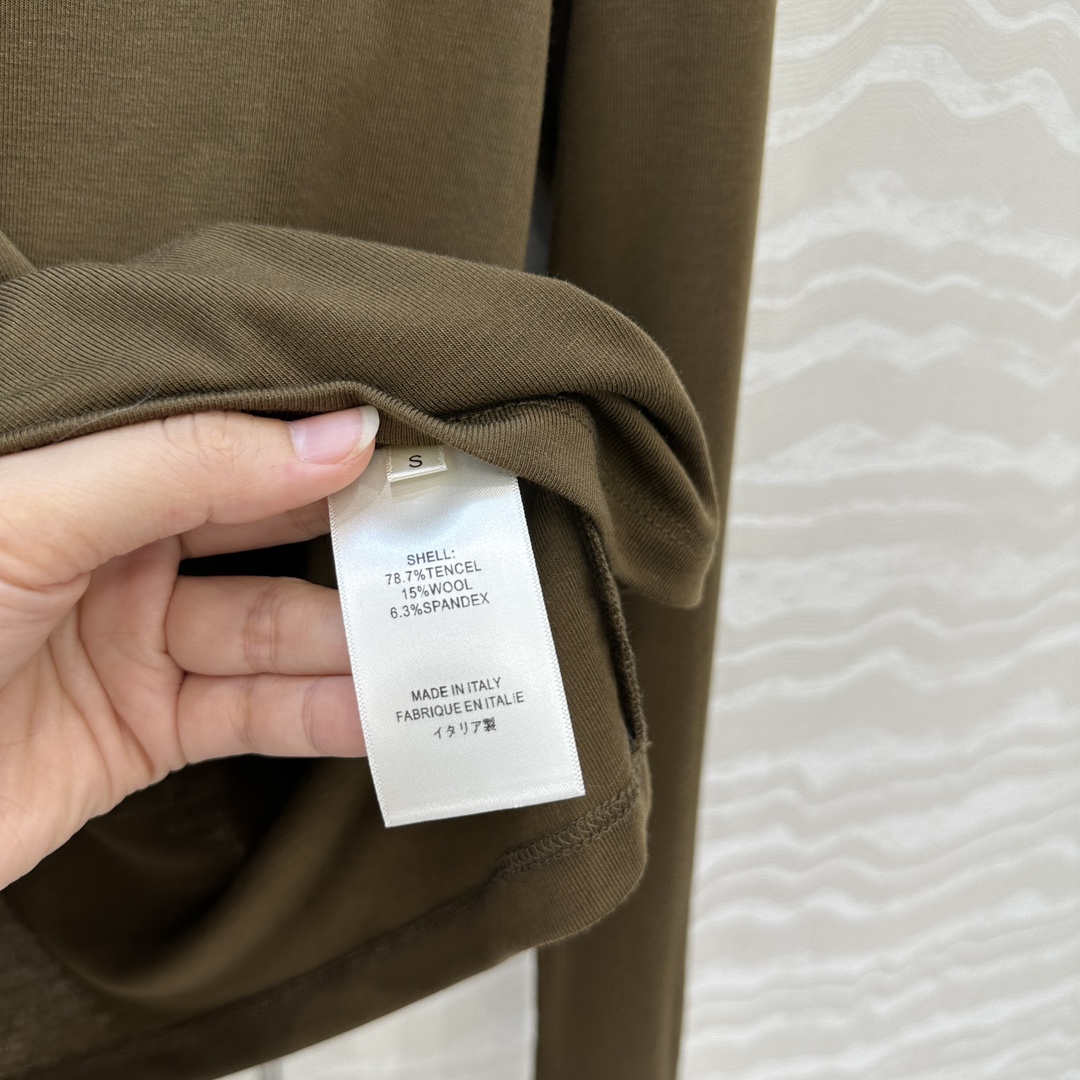 独家首发❤️原单品质，Row风纸片人穿搭！进口天丝羊毛半高领打底衫！锁骨捏褶设计。超级显瘦神器！极简叠搭