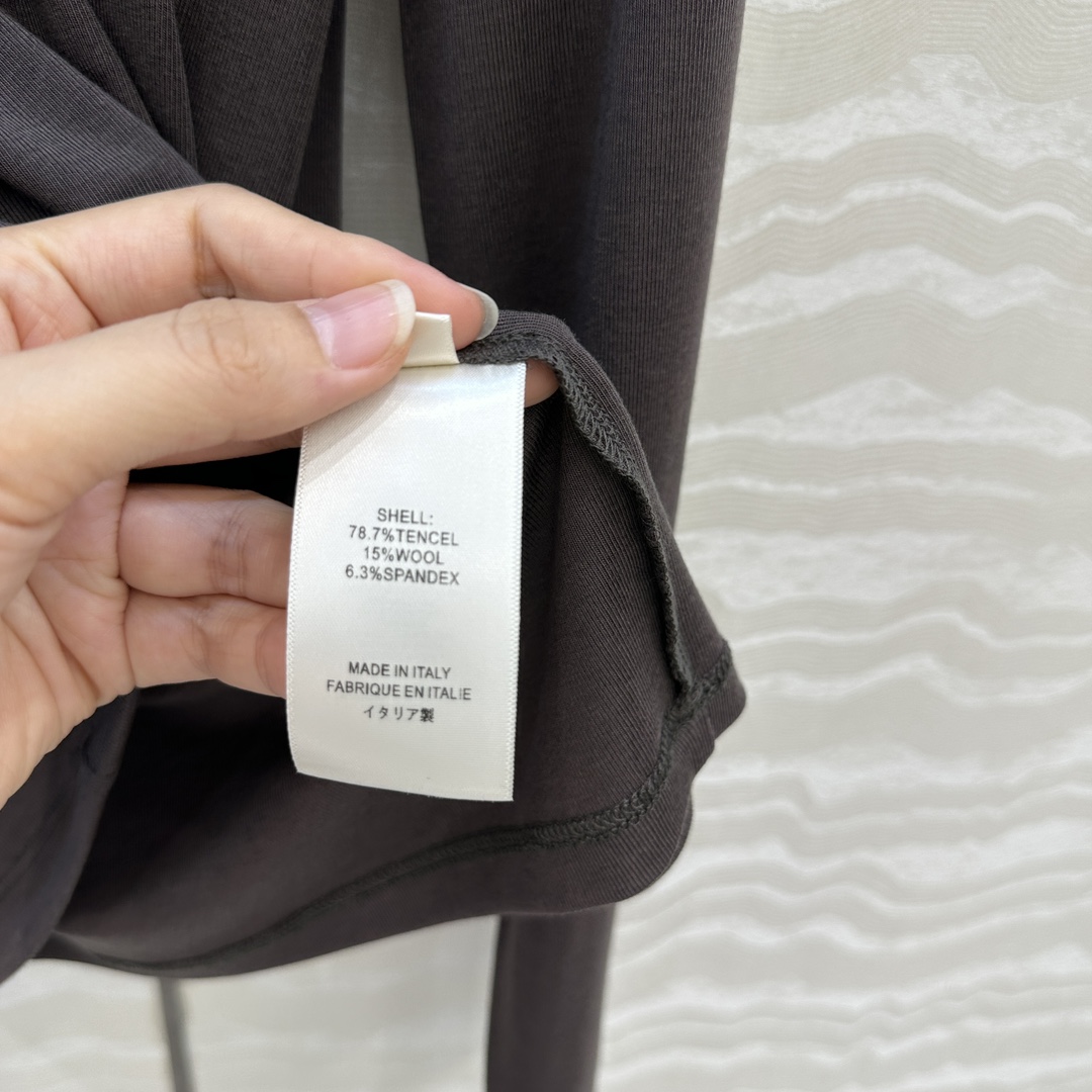 独家首发❤️原单品质，Row风纸片人穿搭！进口天丝羊毛半高领打底衫！锁骨捏褶设计。超级显瘦神器！极简叠搭