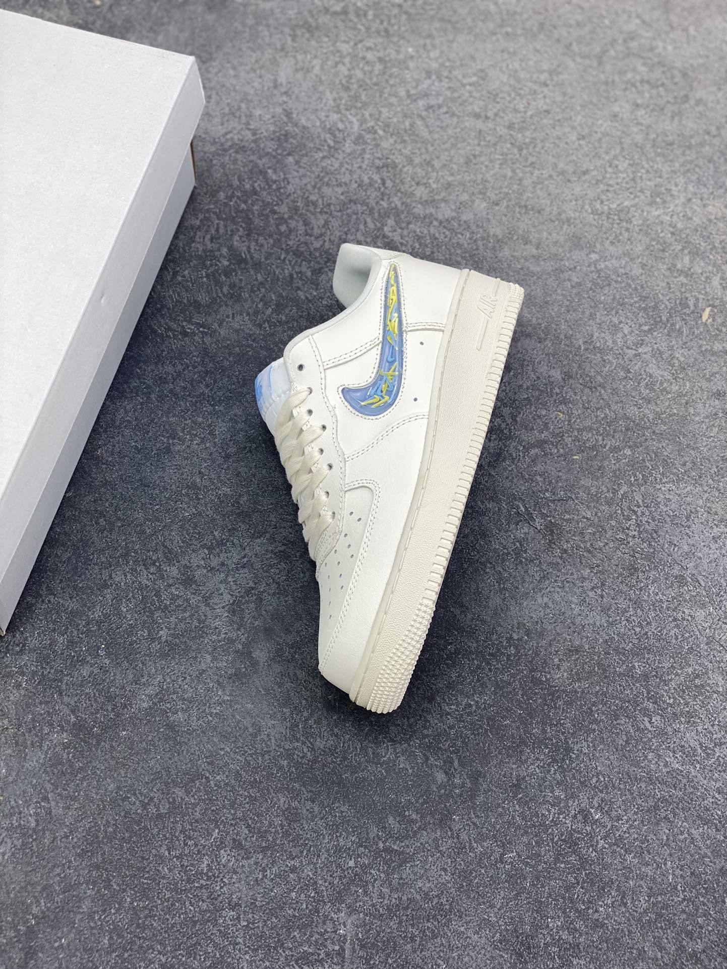 图片[7]-Nike Air Force 1 Low 果冻蓝 空军一号低帮运动休闲板鞋 原楦头原纸板 打造纯正空军版型 专注外贸渠道 全掌内置蜂窝气垫 原盒配件 原厂中底钢印、拉帮完美 货号：IM6697-141 尺码：36 36.5 37.5 38 38.5 39 40 40.5 41 42 42.5 43 44 44.5 45-选品中心