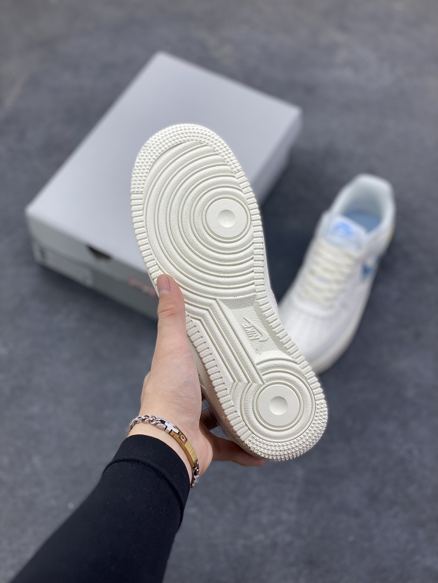 图片[5]-Nike Air Force 1 Low 果冻蓝 空军一号低帮运动休闲板鞋 原楦头原纸板 打造纯正空军版型 专注外贸渠道 全掌内置蜂窝气垫 原盒配件 原厂中底钢印、拉帮完美 货号：IM6697-141 尺码：36 36.5 37.5 38 38.5 39 40 40.5 41 42 42.5 43 44 44.5 45-选品中心