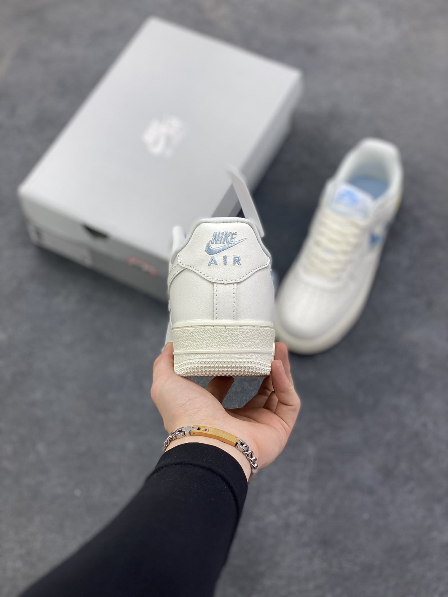 图片[4]-Nike Air Force 1 Low 果冻蓝 空军一号低帮运动休闲板鞋 原楦头原纸板 打造纯正空军版型 专注外贸渠道 全掌内置蜂窝气垫 原盒配件 原厂中底钢印、拉帮完美 货号：IM6697-141 尺码：36 36.5 37.5 38 38.5 39 40 40.5 41 42 42.5 43 44 44.5 45-选品中心