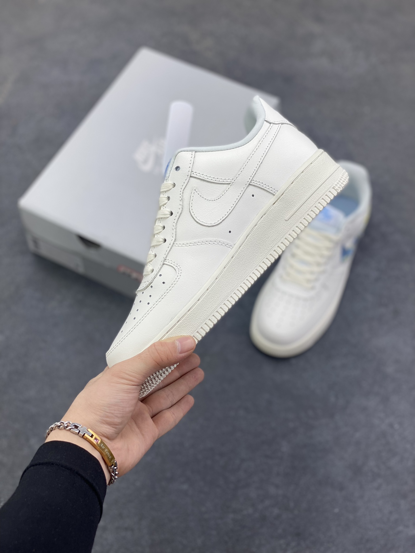 图片[3]-Nike Air Force 1 Low 果冻蓝 空军一号低帮运动休闲板鞋 原楦头原纸板 打造纯正空军版型 专注外贸渠道 全掌内置蜂窝气垫 原盒配件 原厂中底钢印、拉帮完美 货号：IM6697-141 尺码：36 36.5 37.5 38 38.5 39 40 40.5 41 42 42.5 43 44 44.5 45-选品中心