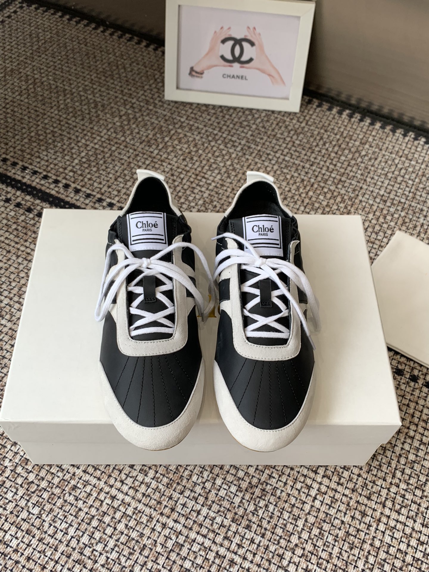 NO:615441,Chloe 25 New Forrest Gump Shoes De Xun Shoes The outline of the new sports shoes is made of cowhide stitching. Inspired by retro running shoes, it gives new life and beauty to the single product through stitching, splicing and other processes. The tongue is decorated with the classic brand logo. The shoe shape is awesome and feels great on the foot. Fabric cowhide stitching. Original rubber outsole.  Size: 35-40 (40 is custom-made and non-refundable), casual shoes/sports shoes, chloe, loewe, sneakers, cowhide19860909Chloe蔻依 25新款 阿甘鞋 德训鞋 新款运动鞋轮廓采用牛皮拼接制成 灵感来源于复古跑鞋 通过缝线 拼接等工艺 赋予单品新的生命和美感 舌头饰有经典品牌logo标志 鞋型超赞上脚脚感超好 面料牛皮拼接 原版橡胶大底 码数:35-40（40定做不退换）,休闲鞋/运动鞋,chloe,loewe,sneakers,cowhide,Women's Shoes