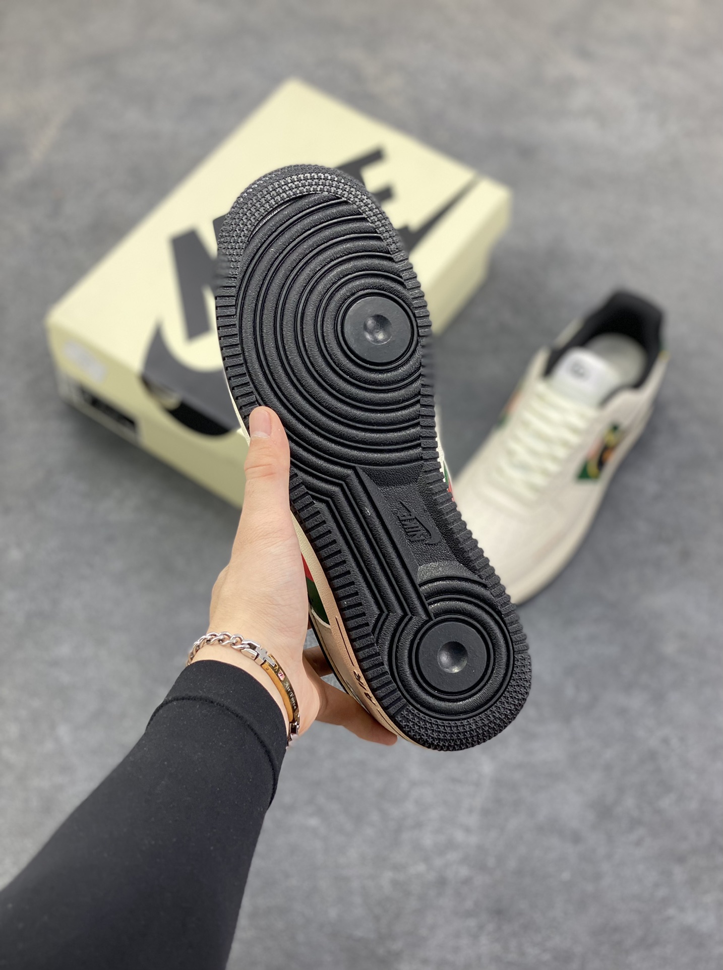 图片[5]-NIke Air Force 1 \’07 Low “古驰联名——米黑金边”空军一号 低帮 运动鞋 休闲鞋 折边针车 工艺难度大 原楦头原纸板 原装鞋盒 定制五金配件 内置全掌气垫 原厂鞋底 货号：DD1982-322 尺码：36 36.5 37.5 38 38.5 39 40 40.5 41 42 42.5 43 44 44.5 45-选品中心