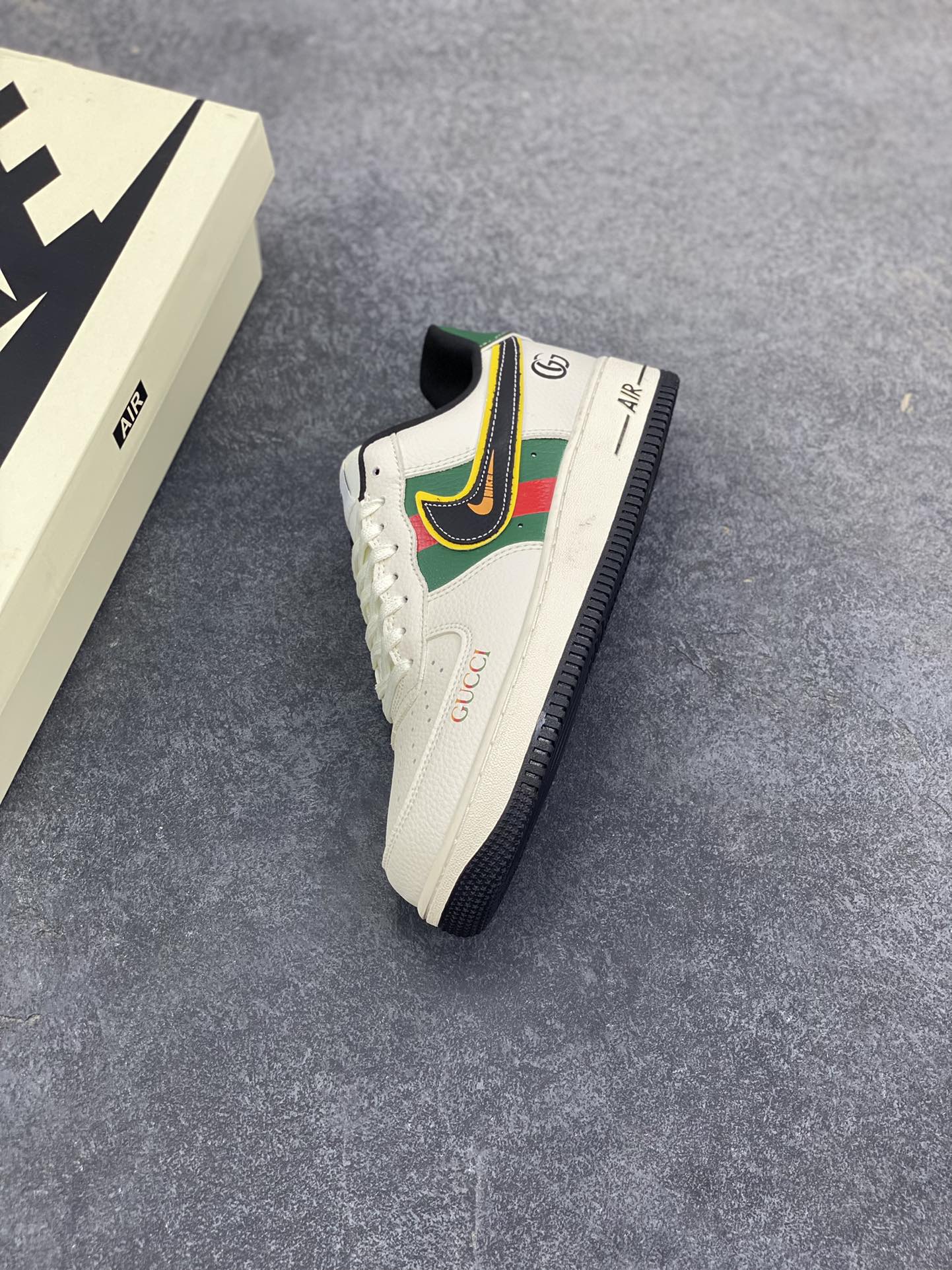 图片[7]-NIke Air Force 1 \’07 Low “古驰联名——米黑金边”空军一号 低帮 运动鞋 休闲鞋 折边针车 工艺难度大 原楦头原纸板 原装鞋盒 定制五金配件 内置全掌气垫 原厂鞋底 货号：DD1982-322 尺码：36 36.5 37.5 38 38.5 39 40 40.5 41 42 42.5 43 44 44.5 45-选品中心